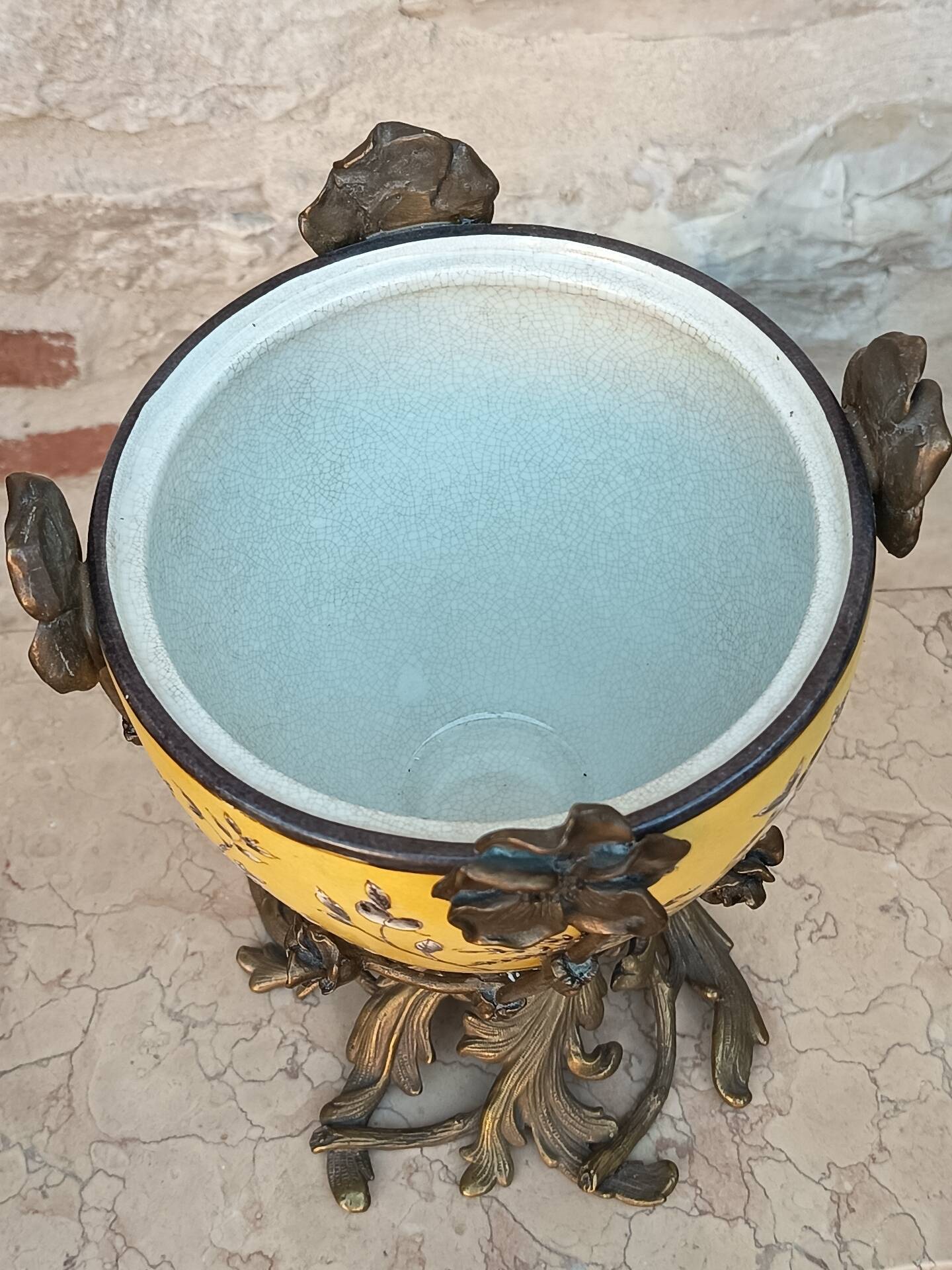 Large covered box in yellow earthenware with polychrome enamels and brass from the 20th century.