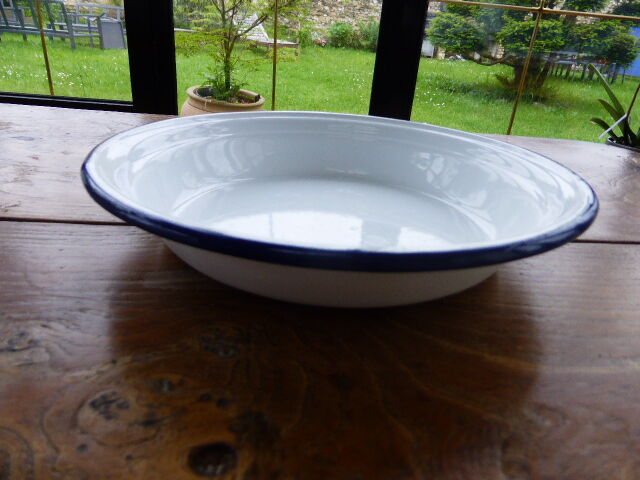 Flat enamelled Tin with a blue border