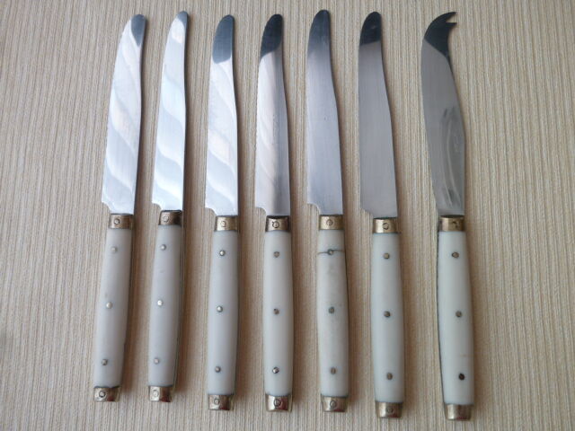 Set of 6 cheese knives and 1 Vintage Bakelite serving knives