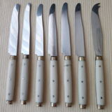 Set de 6 couteaux à fromage et 1 couteaux de service bakélite vintage