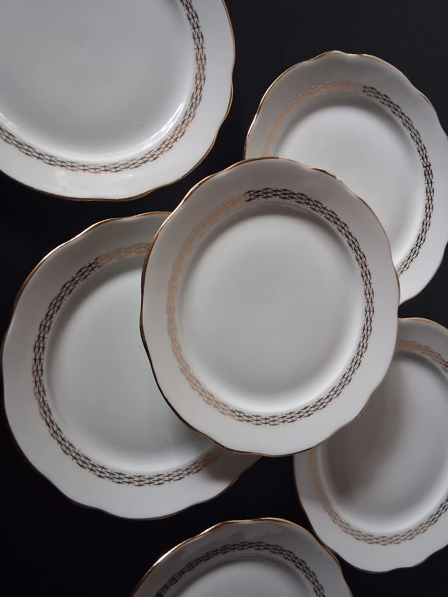 6 dessert plates in porcelain from Sologne "La Motte in good condition.