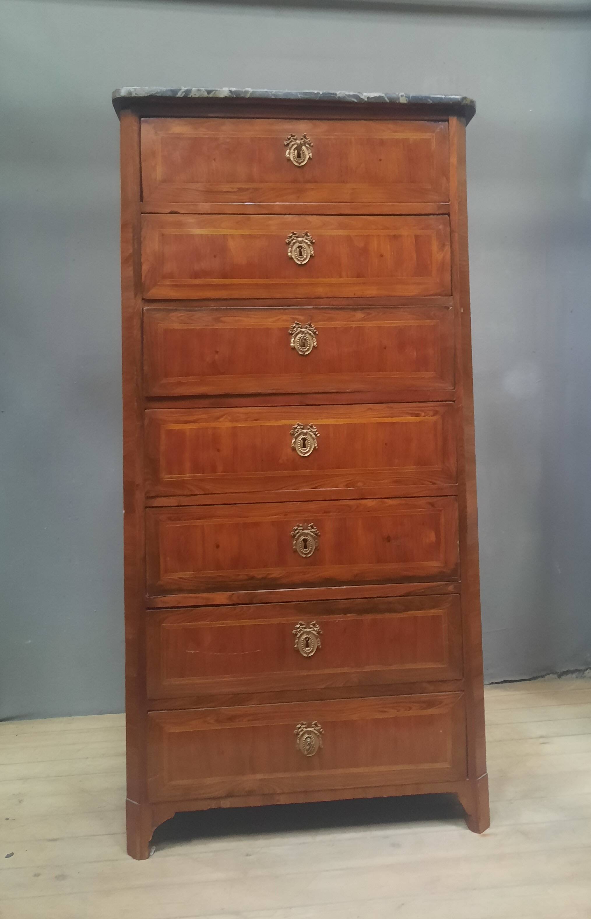 Eighteenth-century wooden veneer chest of drawers