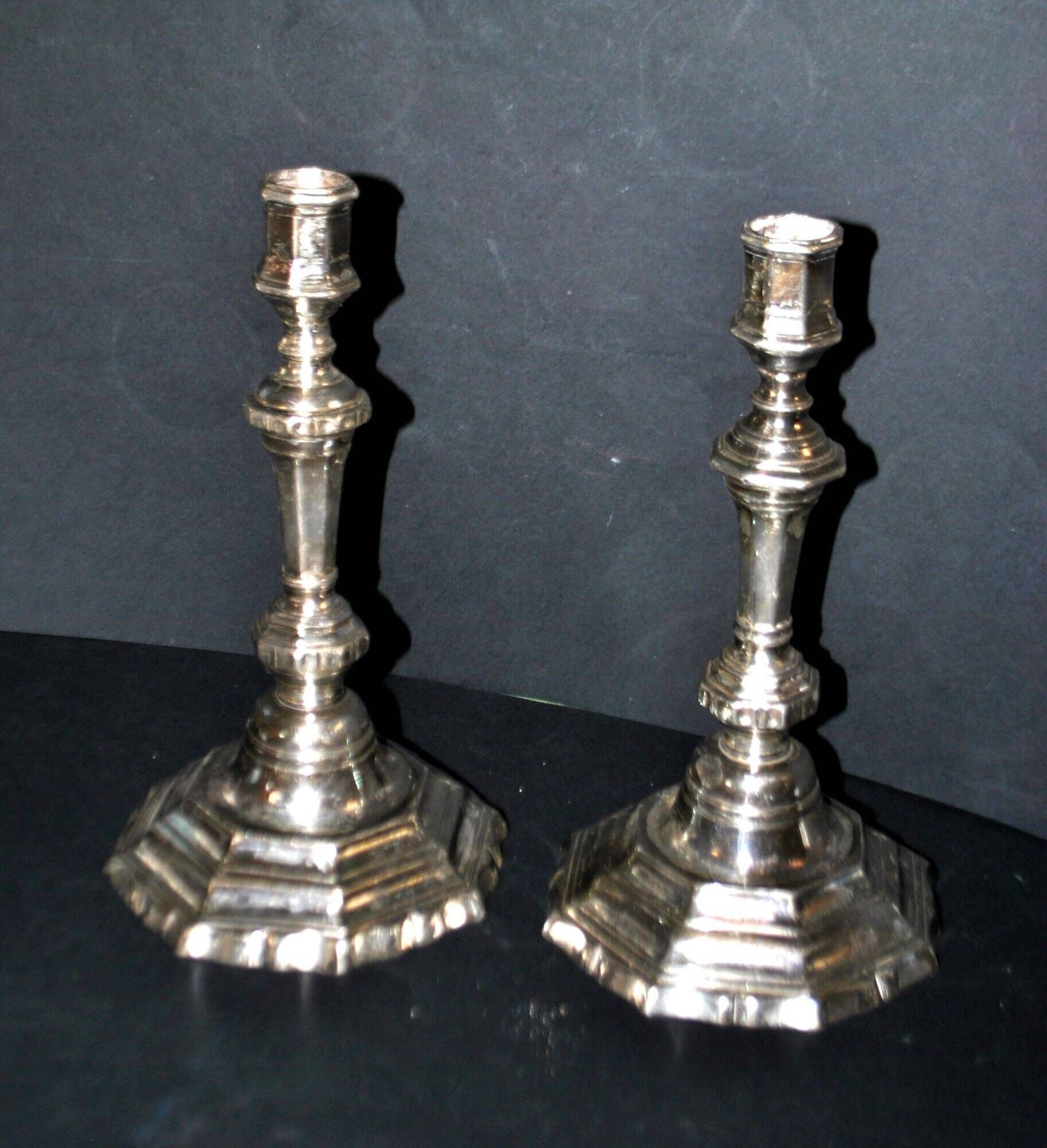 Pair of antique octagonal candlesticks in silvered bronze, Regency style.