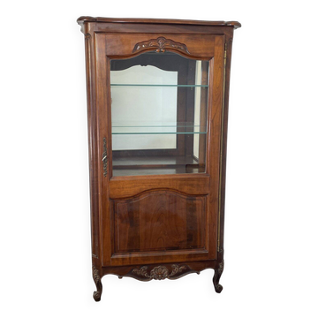 Vitrine provençale Louis XV en bois fruitier sculpté, éclairée.