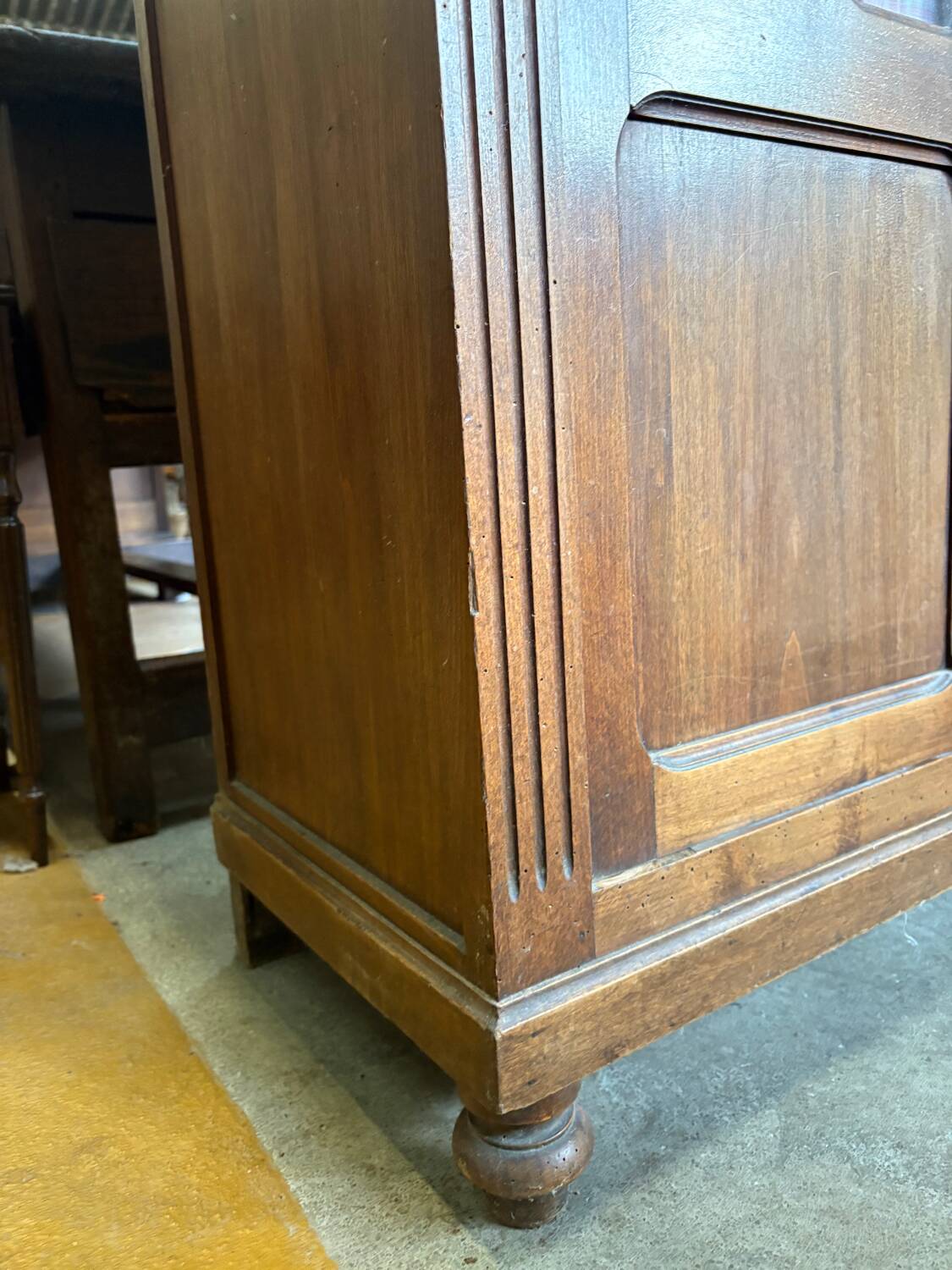Ancienne Armoire parisienne vitrée en bois