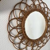 Miroir vintage en rotin formant une fleur