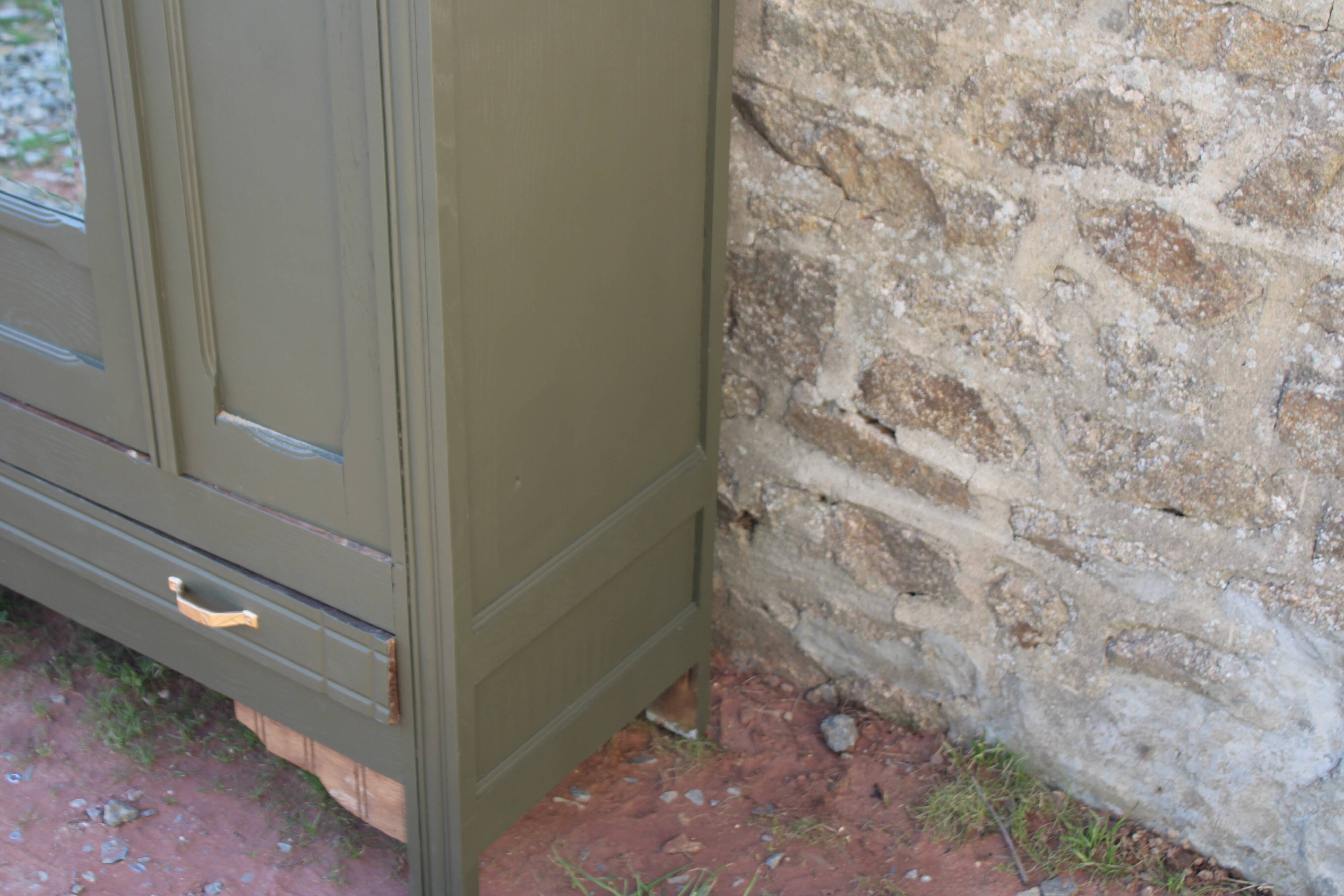 Art Deco wardrobe with three doors – Kaki Barda (Liberon)