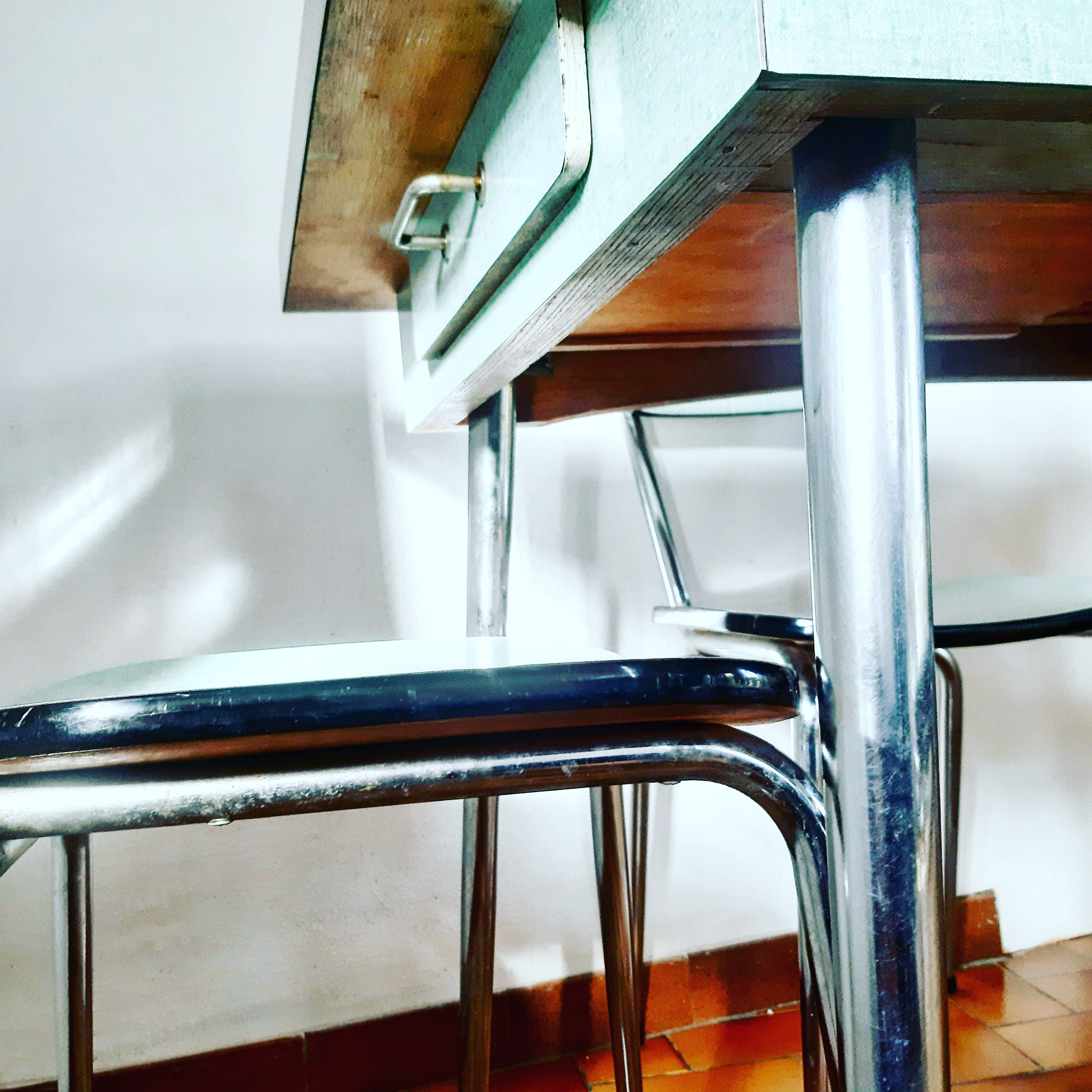 Table en formica des années 50 et ses 4 chaises assorties