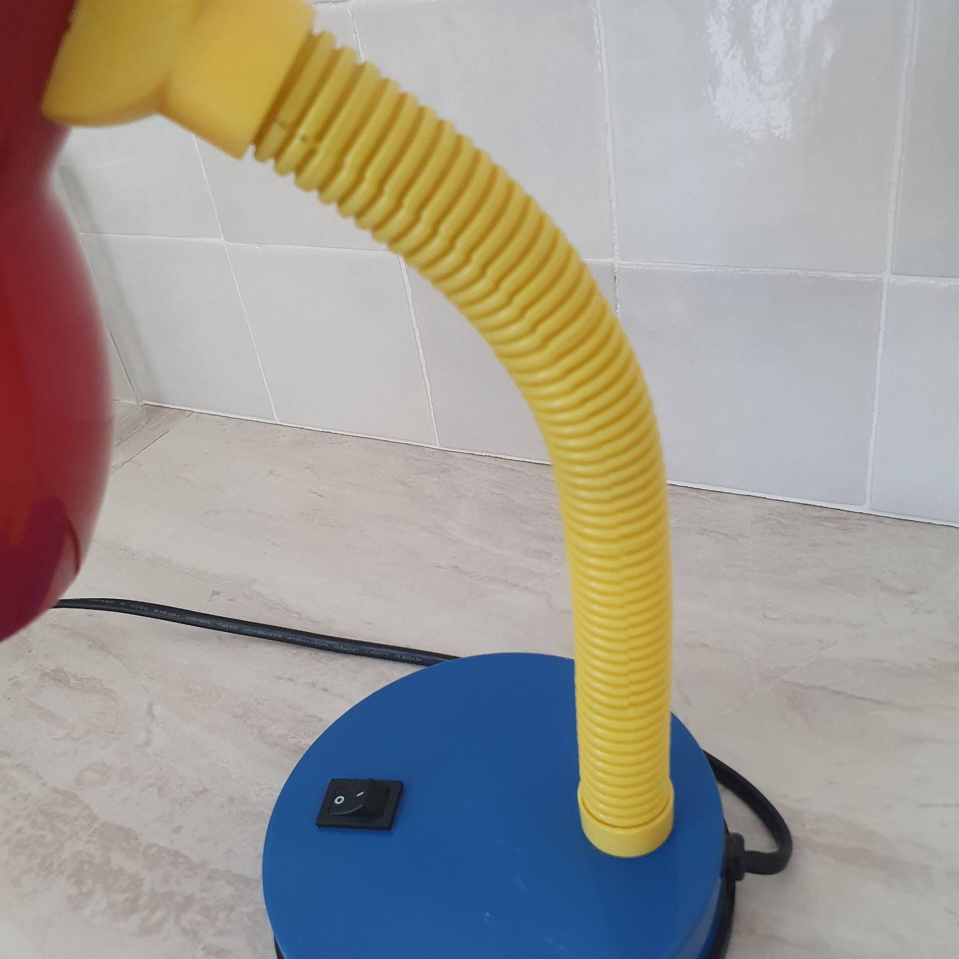 Lampe de bureau couleur Memphis rouge bleu jaune