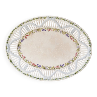 Plat ovale en faïence ajourée de Sarreguemines, ruban bleu et fruits