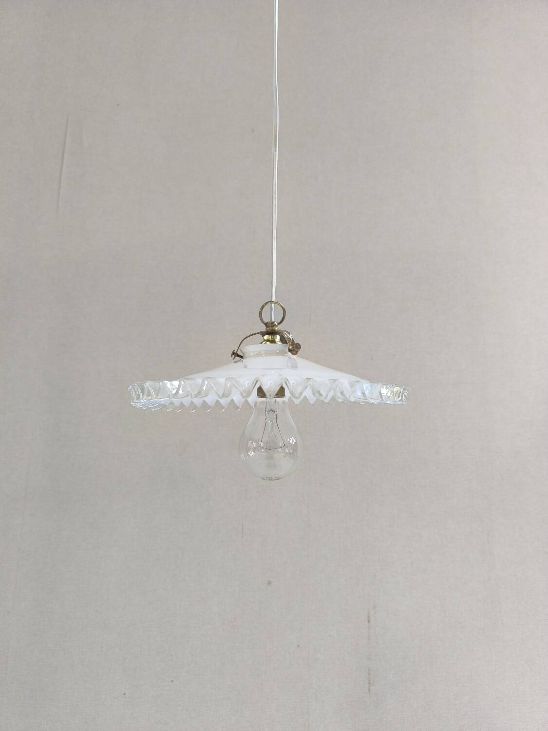 Notched opaline suspension