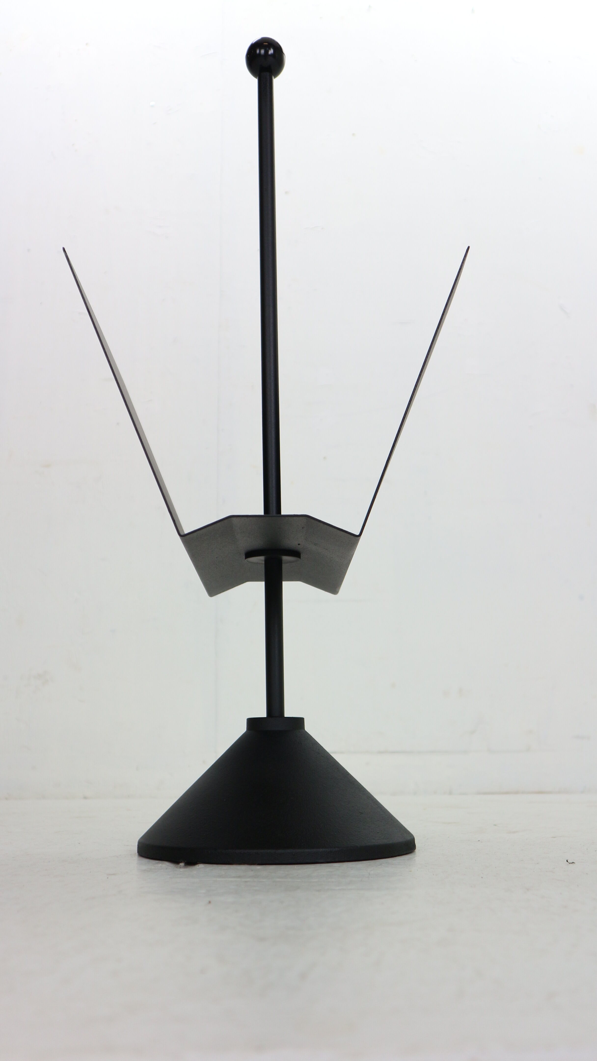 Porada Arredi Black Metal Minimalistic Magazinine Rack, 1980's, Italy