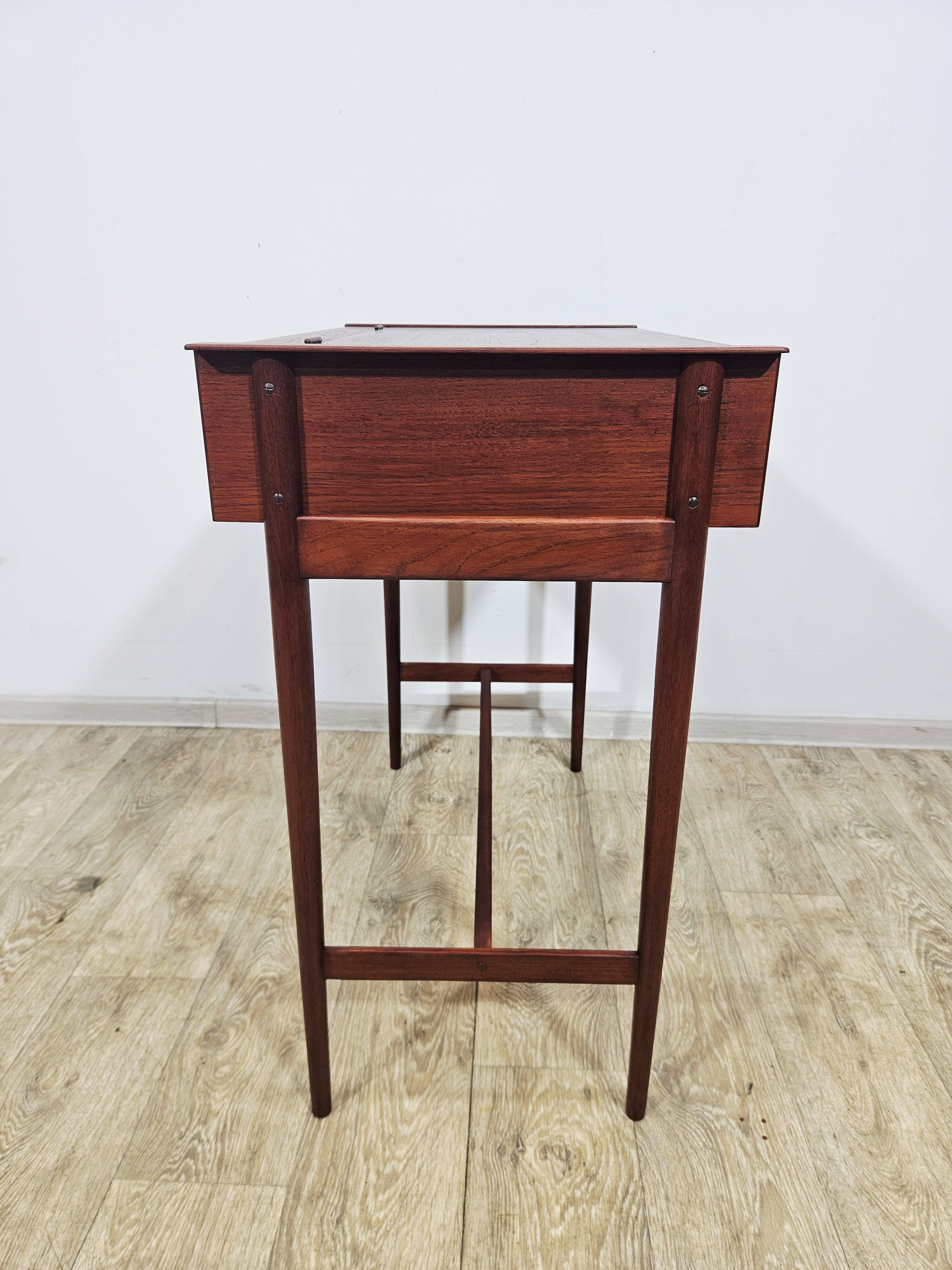 Coiffeuse en teck scandinave – Design danois des années 1960.