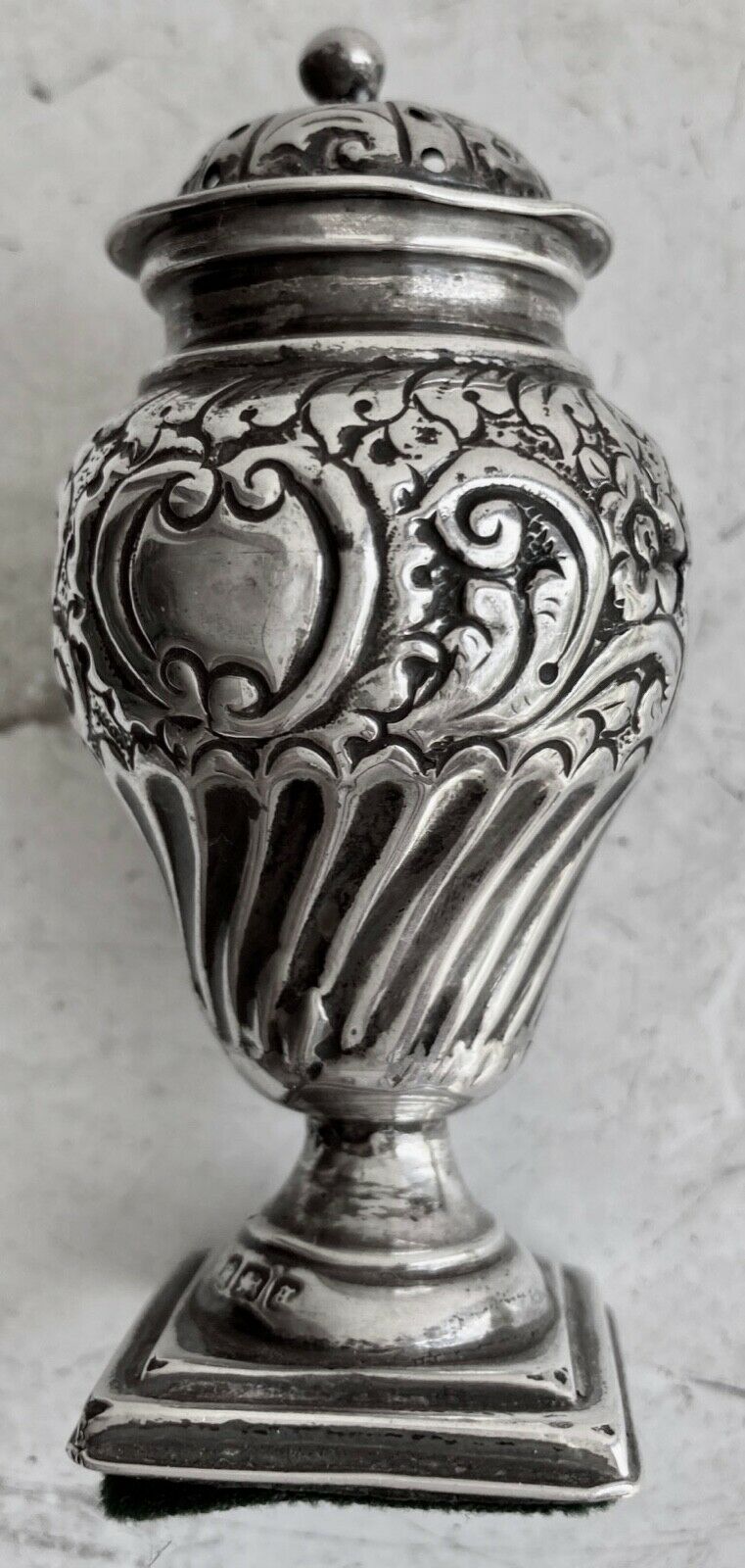 Pepper or salt shaker in sterling silver - English hallmark