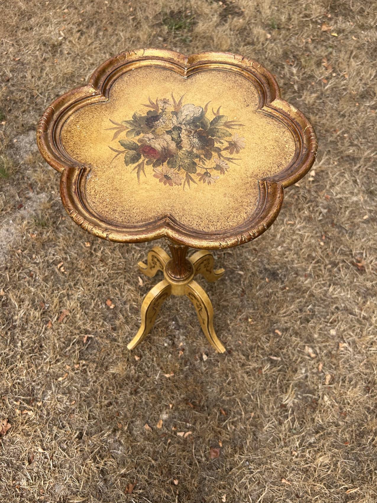 Florentine side table in gilded wood – Italy, 1950s-1960s, unusual and full of poetry.