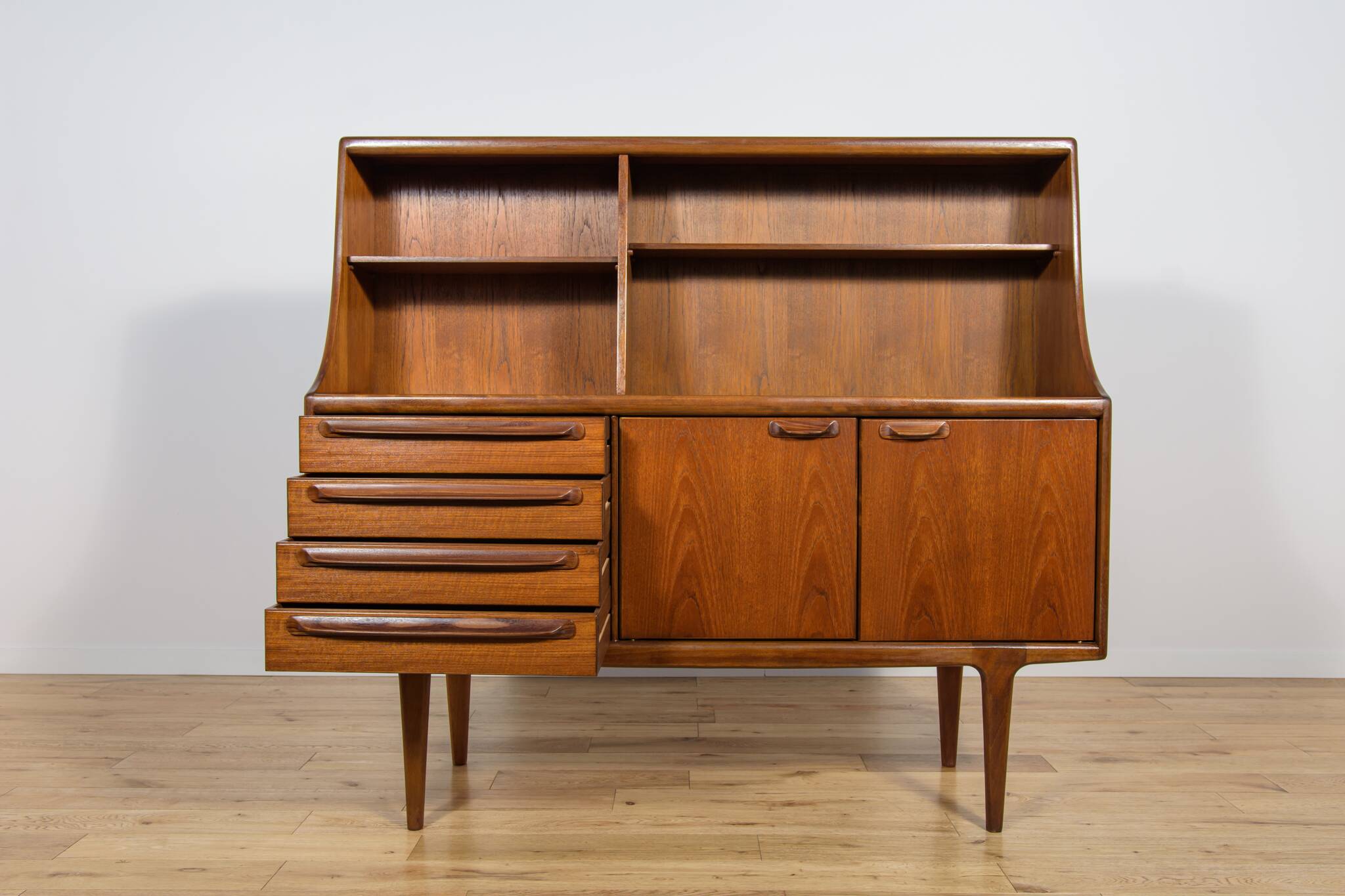 Buffet haut en teck des années 60 par John Herbert pour A. Younger Ltd.