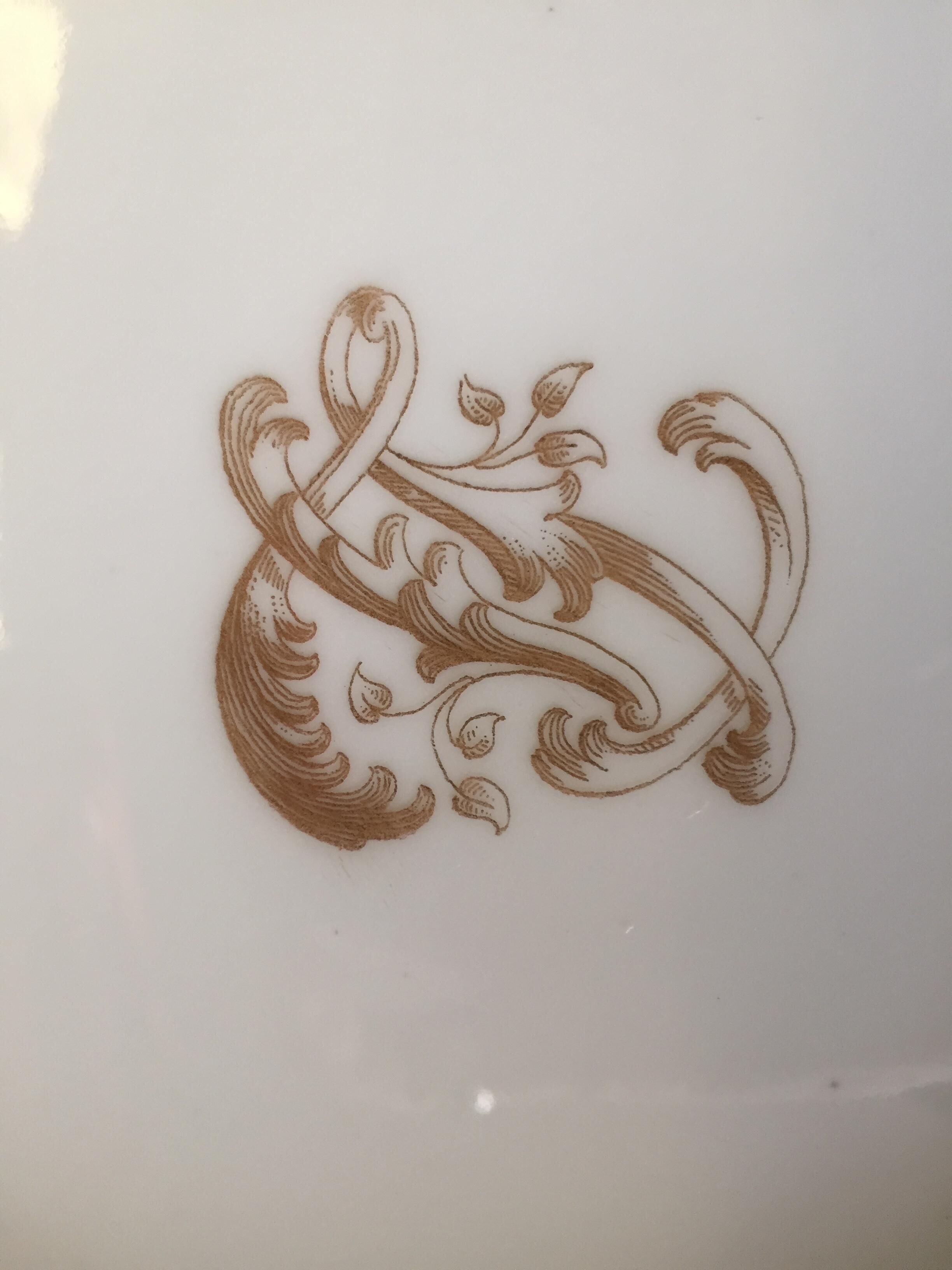 Assiette en porcelaine blanche