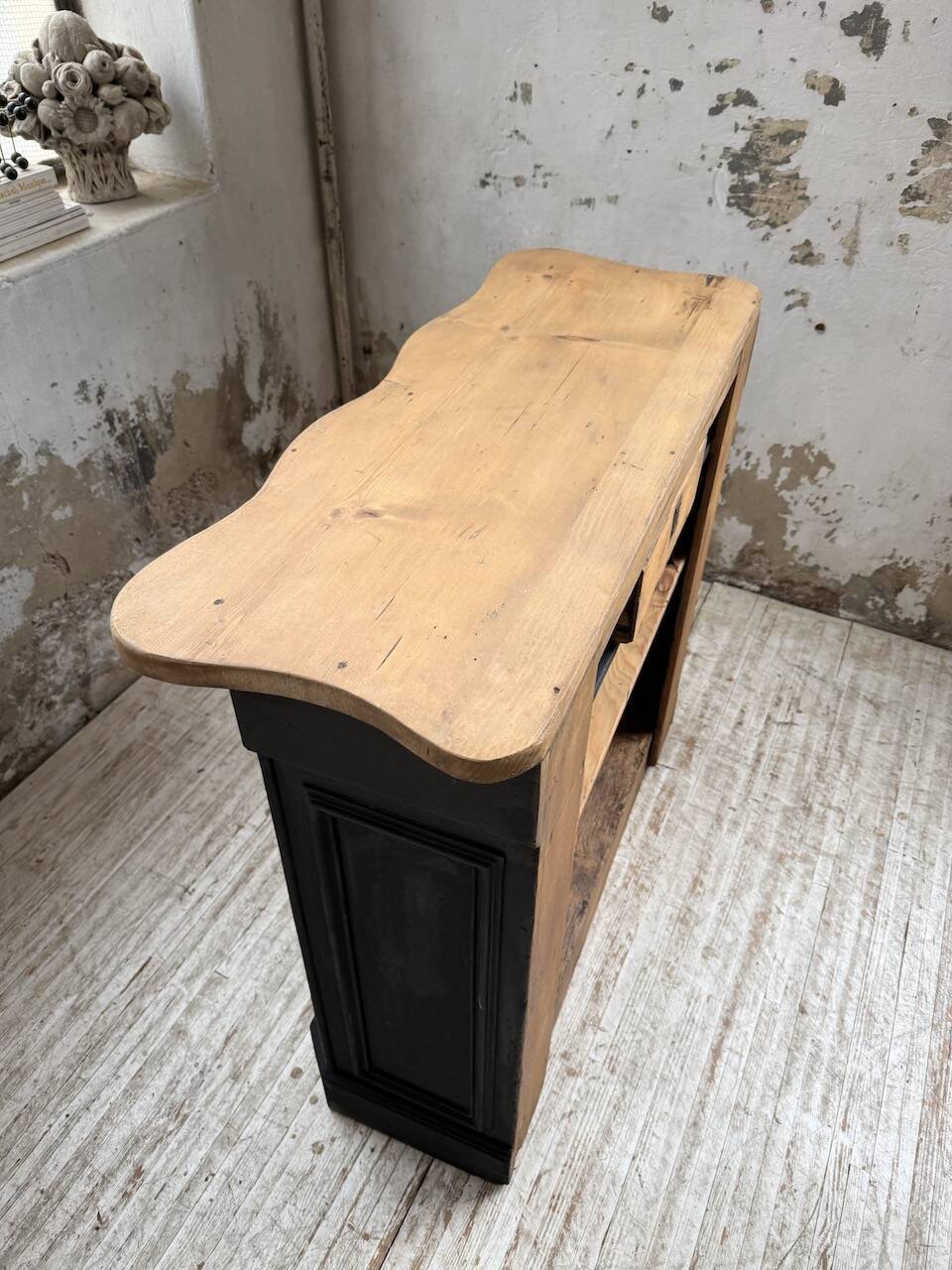 Floral 1920s trading counter