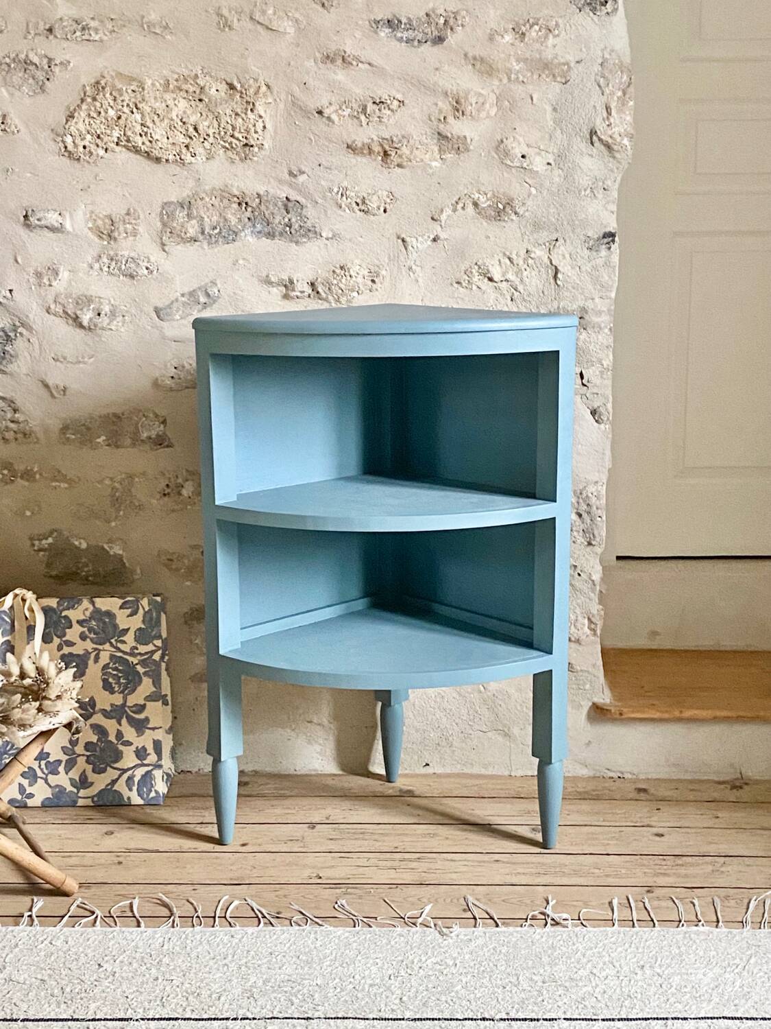 Corner cabinet
