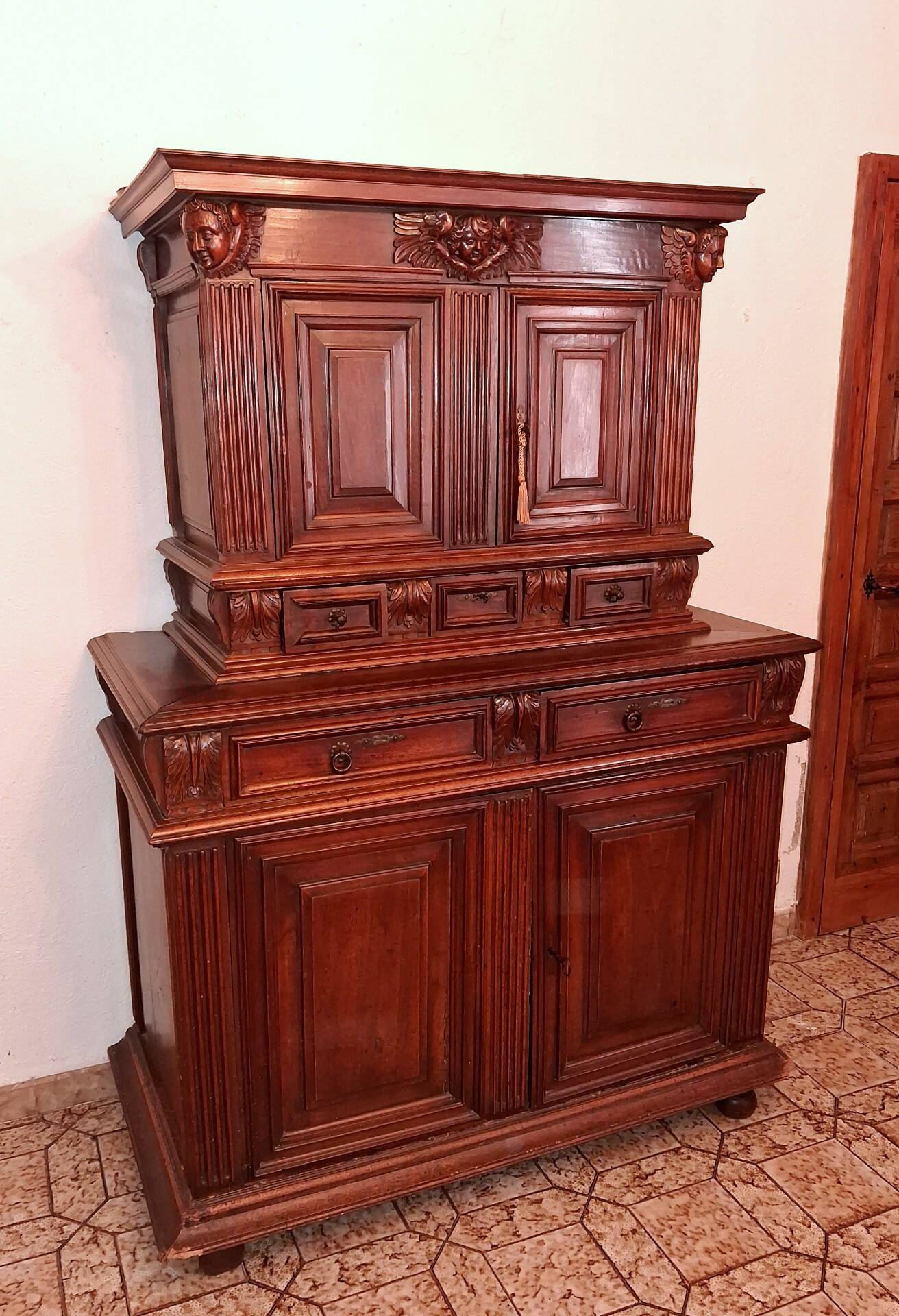 Cabinet - Buffet Deux Corps Renaissance En Noyer, XVIIe