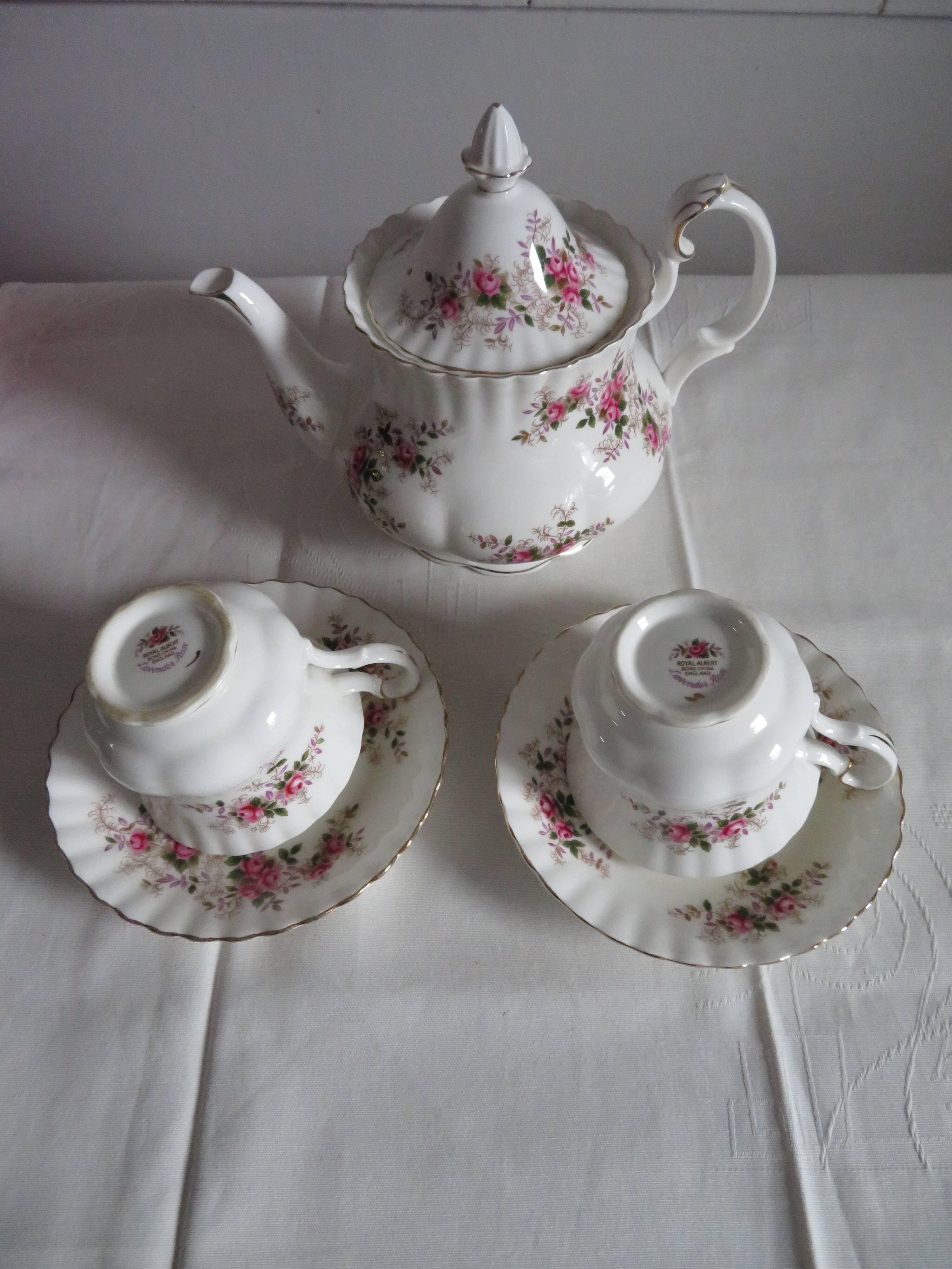 Teapot and its 2 cups and saucers Royal Albert Porcelaine "Lavender Rose"