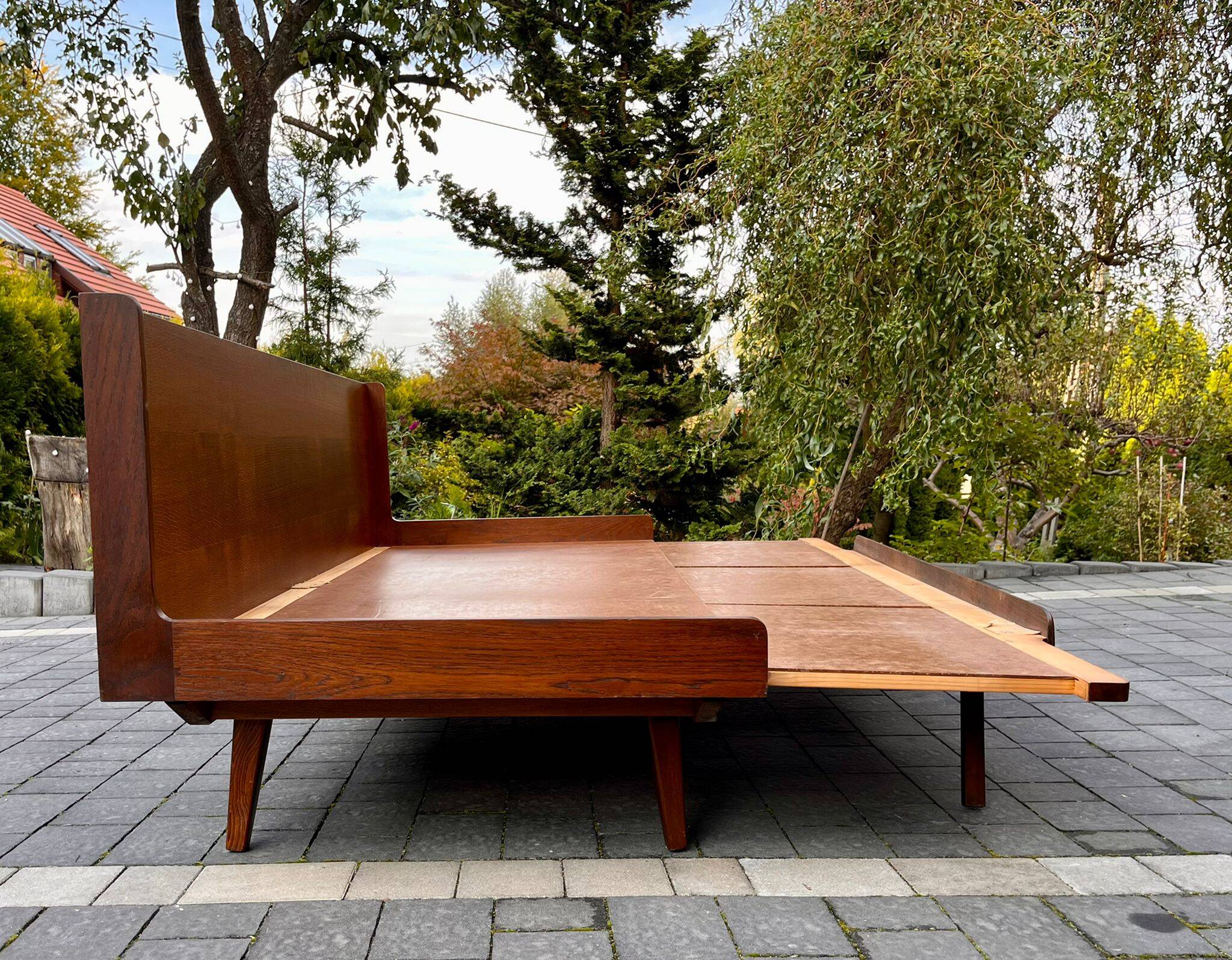 Canapé daybed en noyer et tissu bouclé par jitona sobeslav, vintage tchèque 1960s