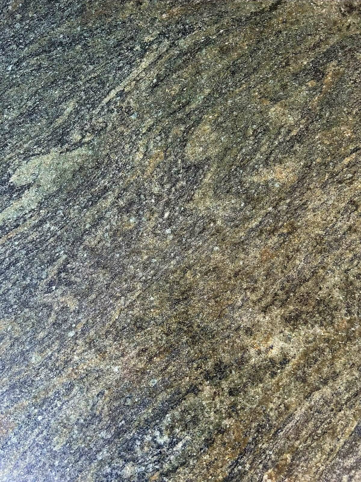 Round table in green Vosges granite and solid wood – Ø 140 cm