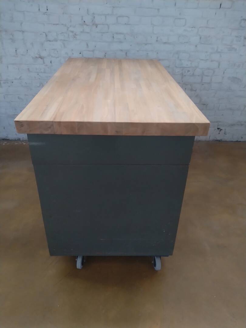 Bureau en métal avec plateau en hévéa