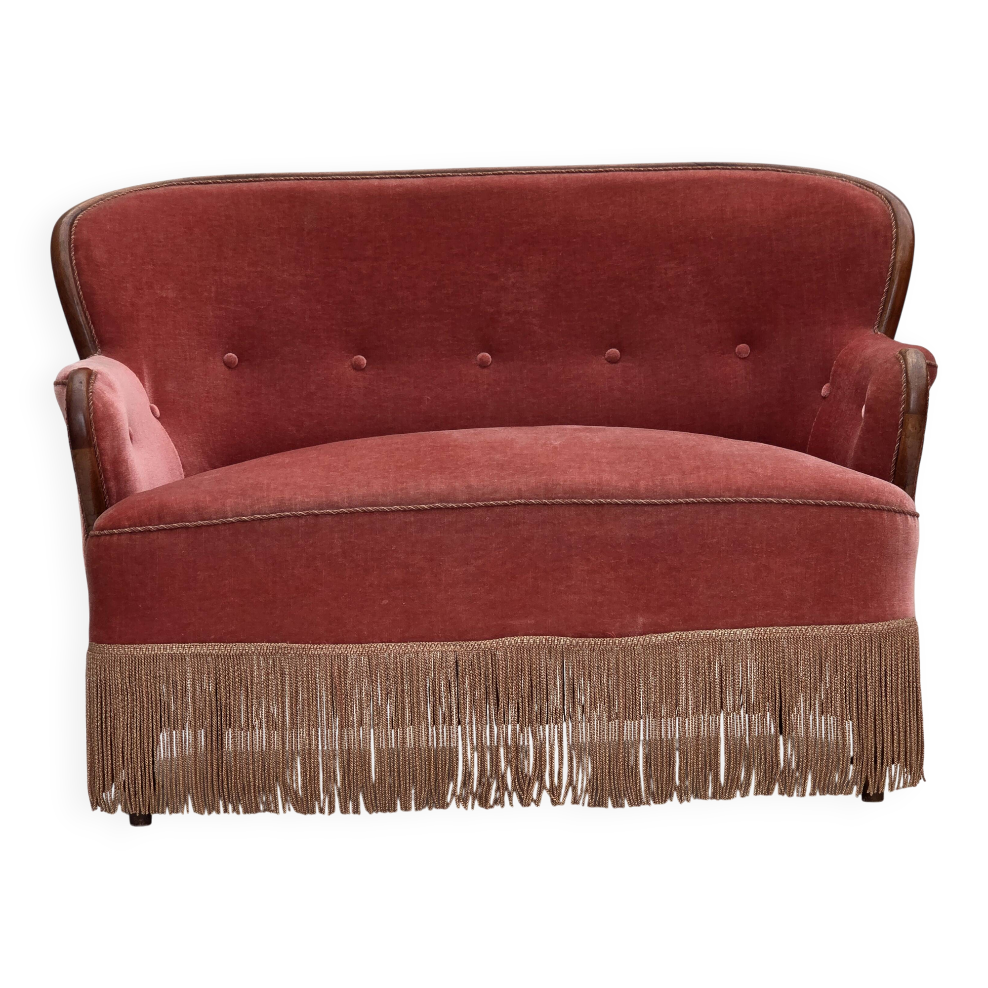 Canapé danois 2 places des années 1930, velours d'ameublement rose saumon, bois de frêne.