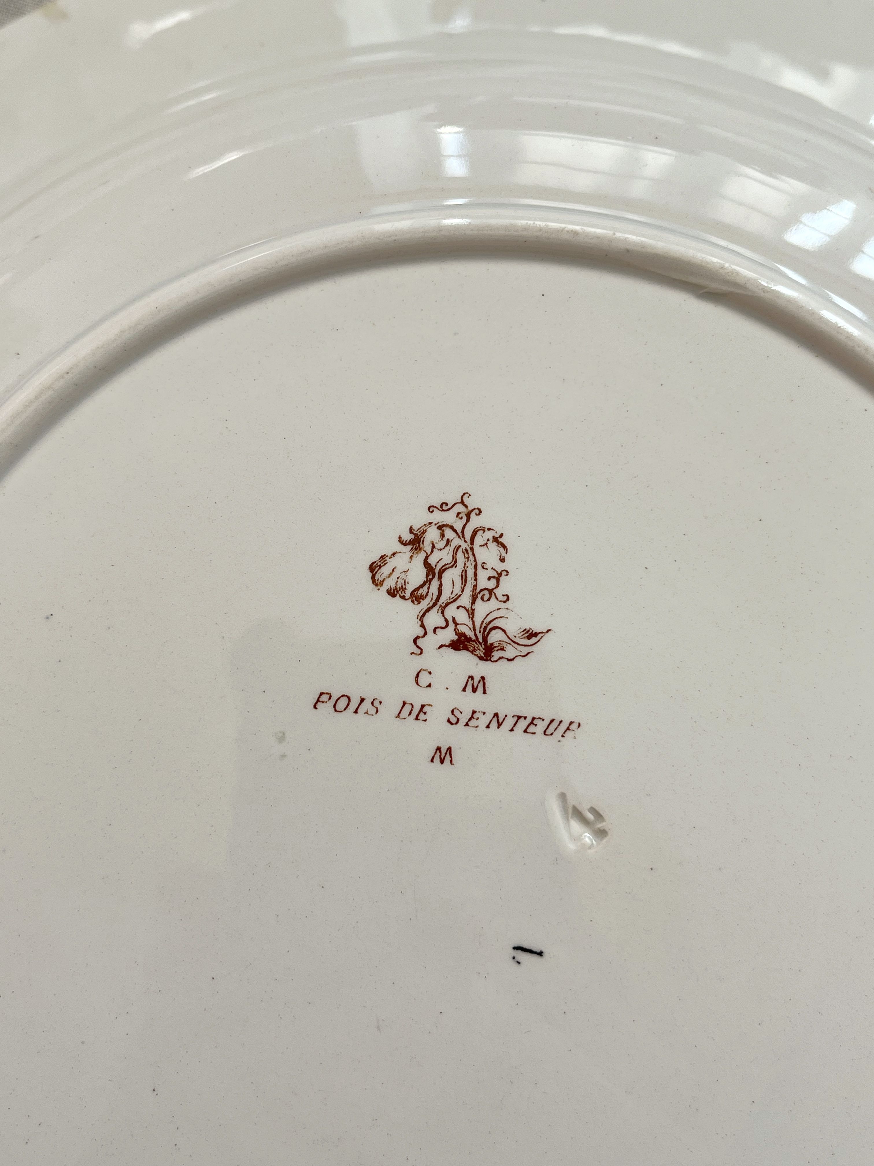 Hollow dish in iron earth sweet peas, Creil and Montereau