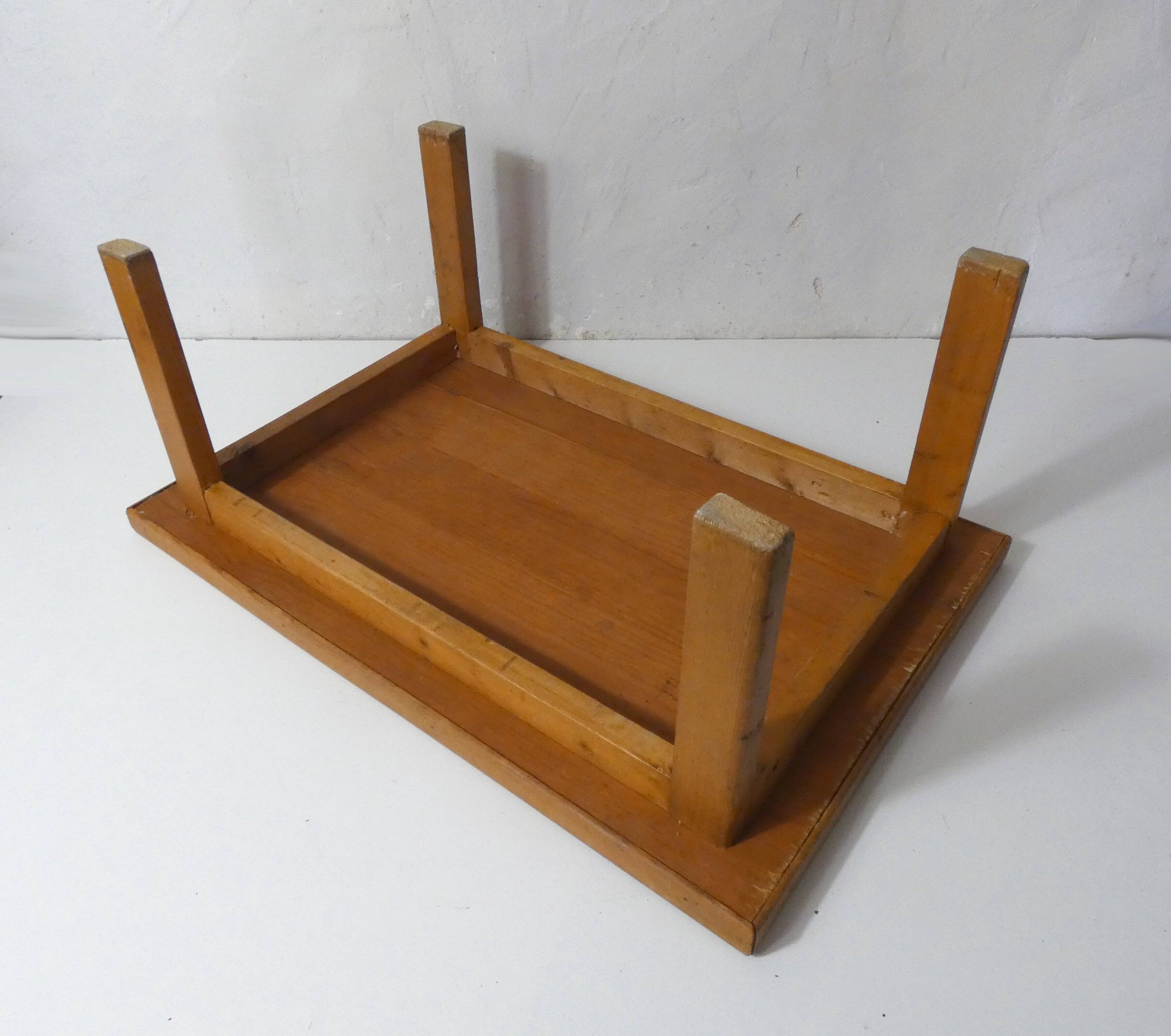 plateau sur pied en bois