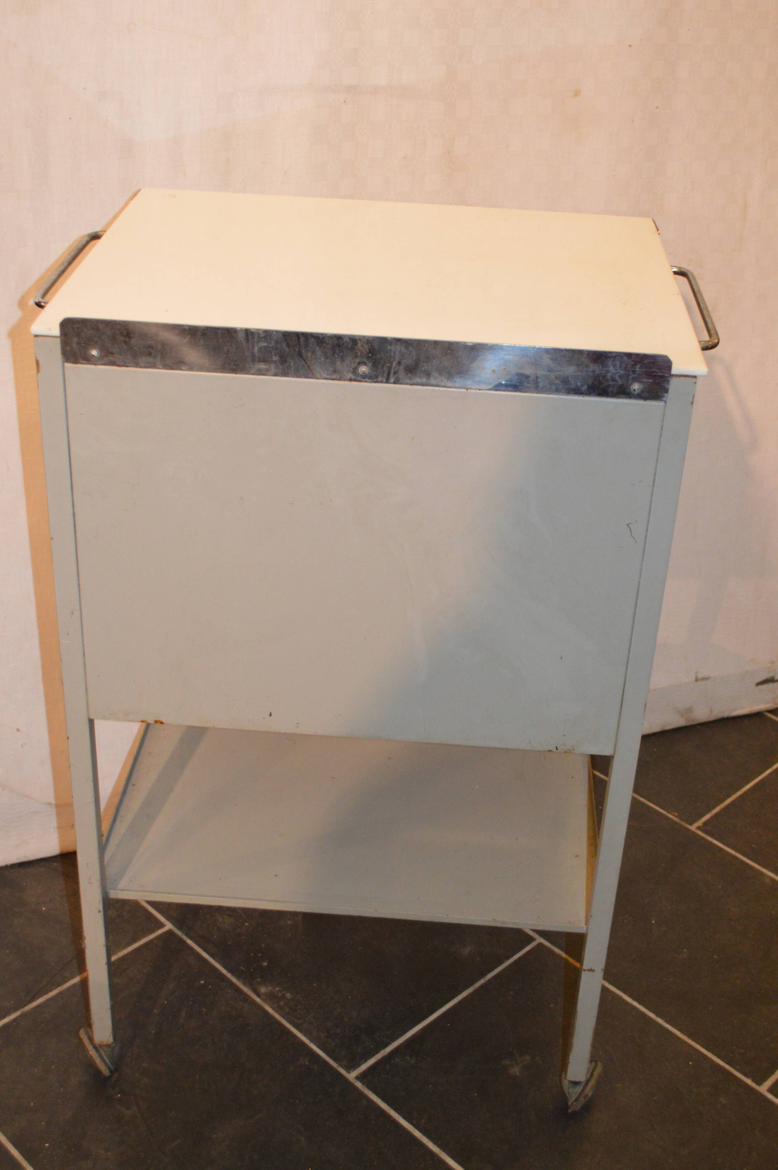 Former iron dentist service