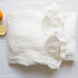 Nappe volantée en lin blanche et serviettes vichy marron