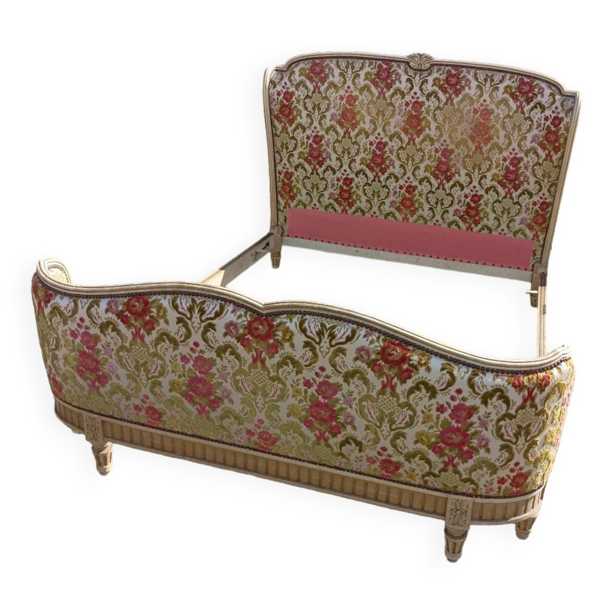 L VI upholstered bed