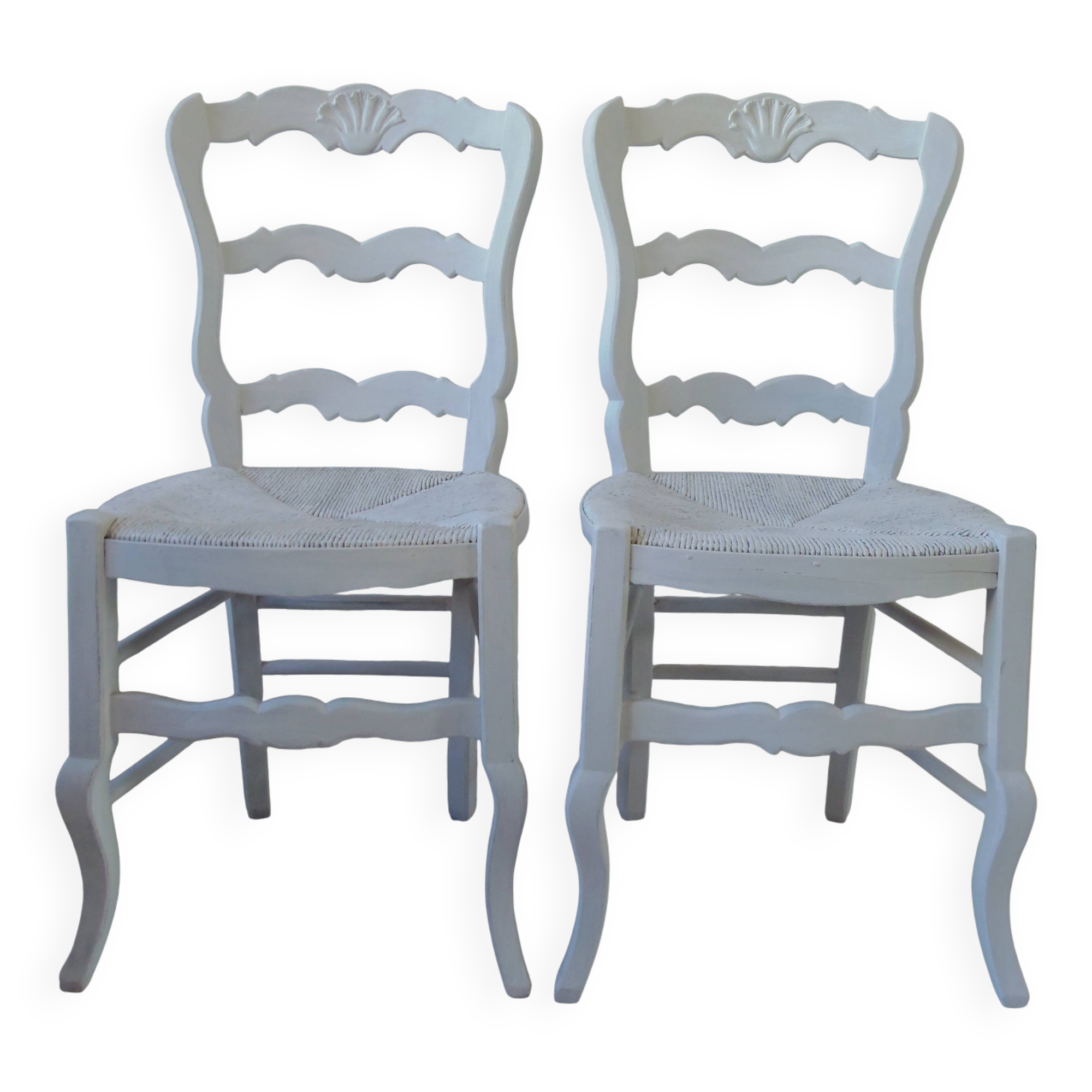 Duo de chaises style campagne réenchantées en gris perle.