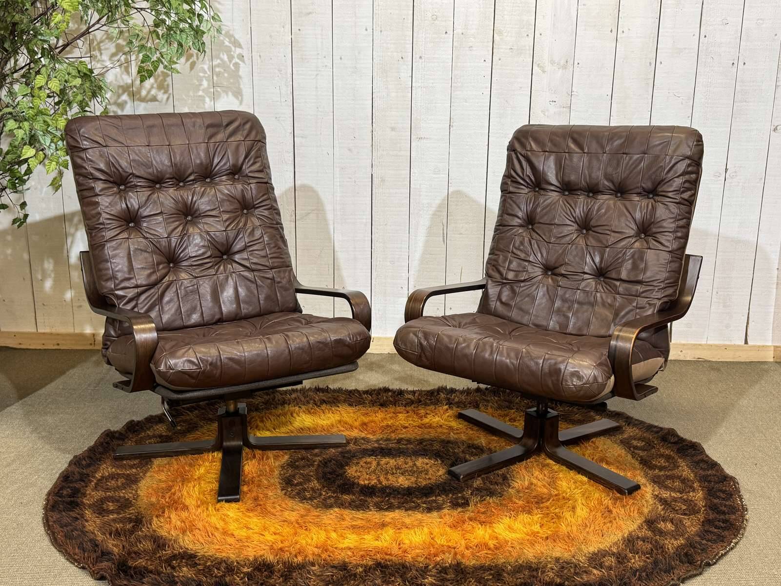 Pair of Norwegian swivel armchairs in leather and beech from the 1970s.