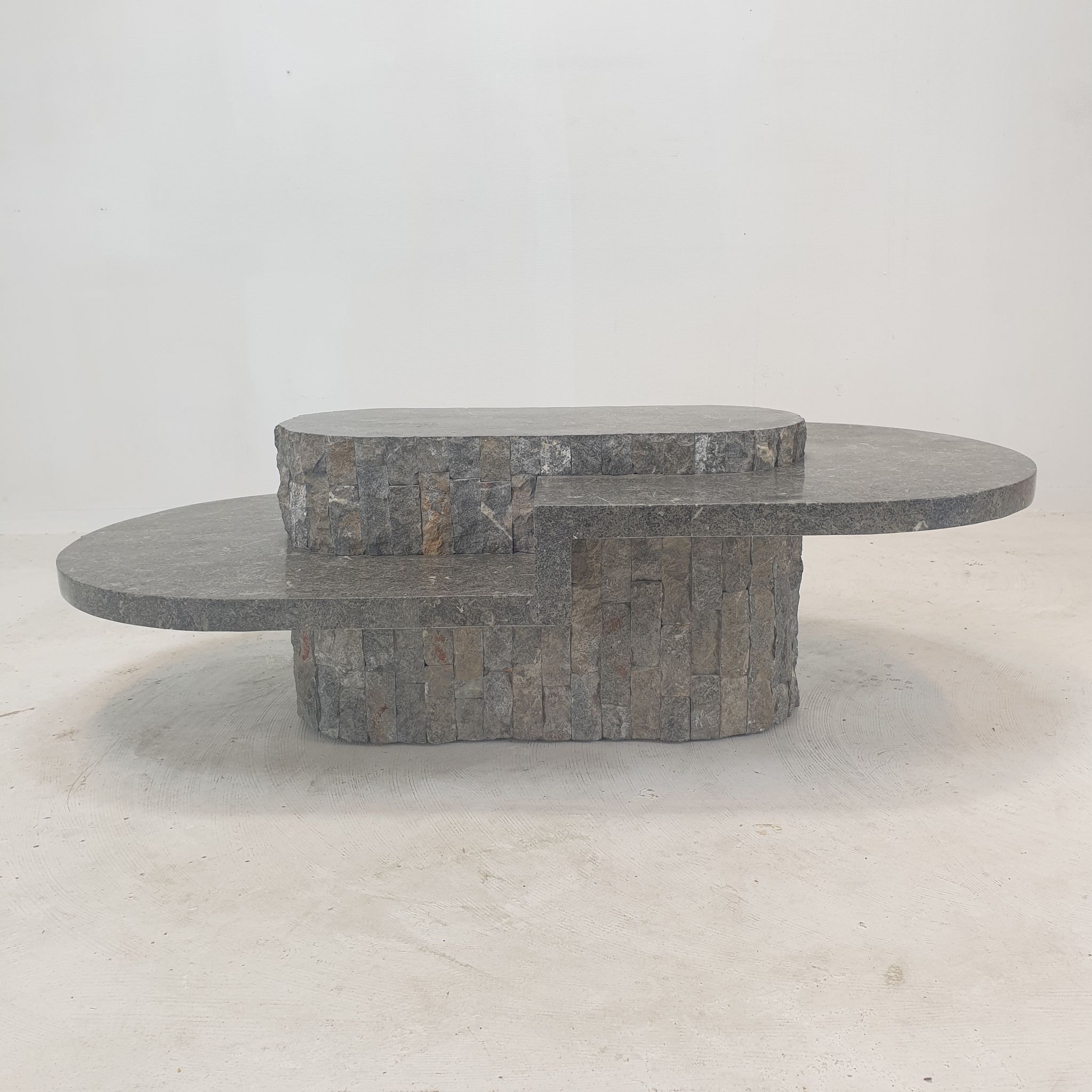 Table basse en pierre fossile, Magnussen Ponte, années 1980