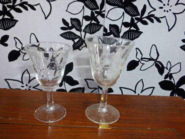 16 drinks wine, Tulip, glass shape transparent reasons silkscreens blueberries vintage 1950