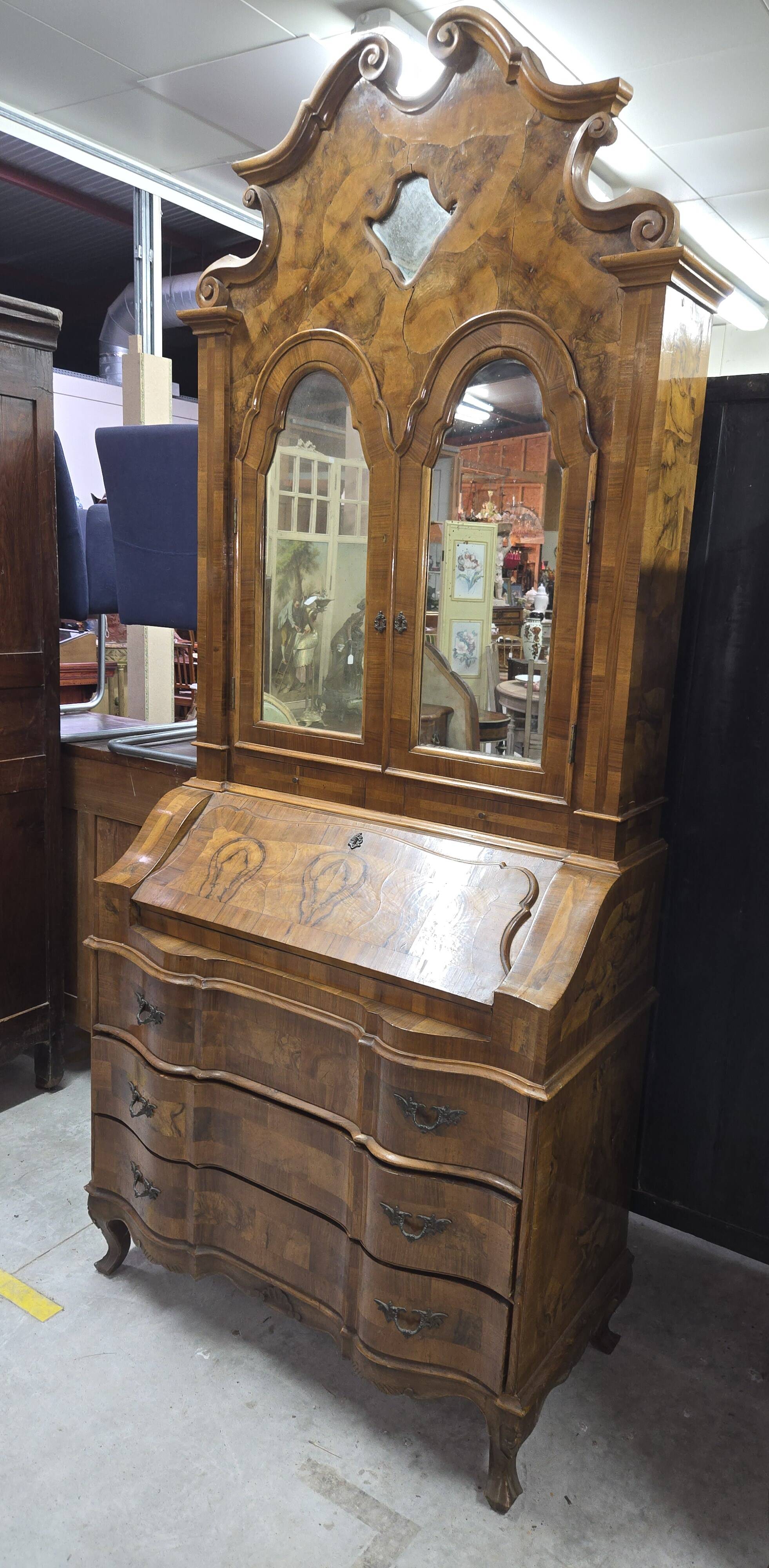 Important secretary desk in Venetian style, Louis XV, made of marquetry walnut.