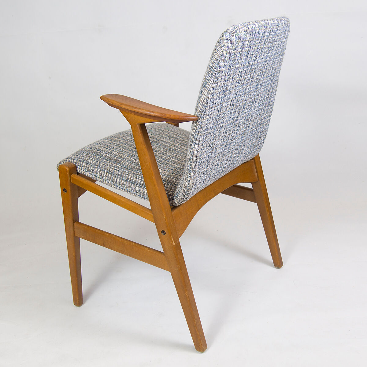 Scandinavian chair with armrests