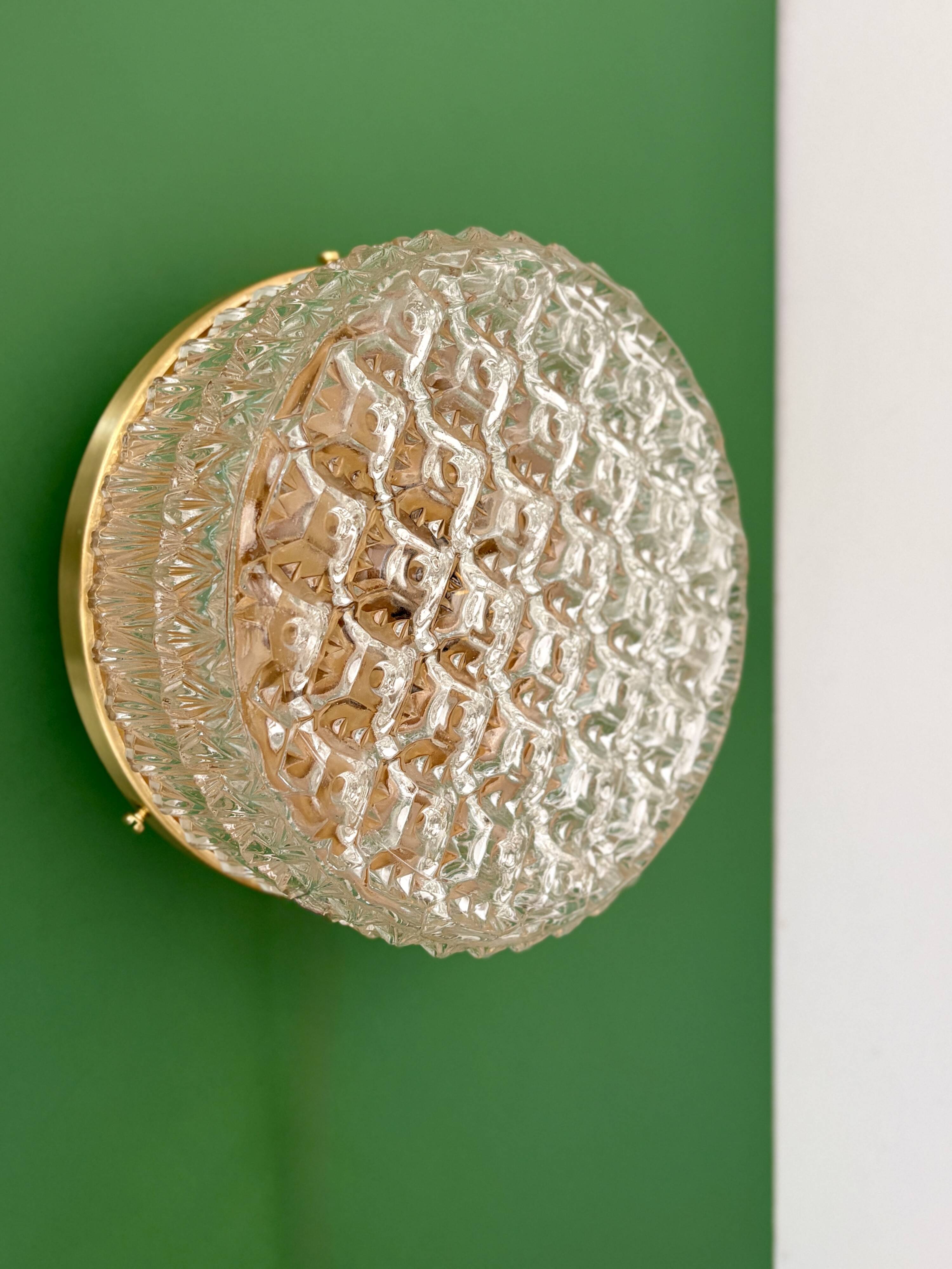 Applique ou plafonnier globe vintage en verre moulé