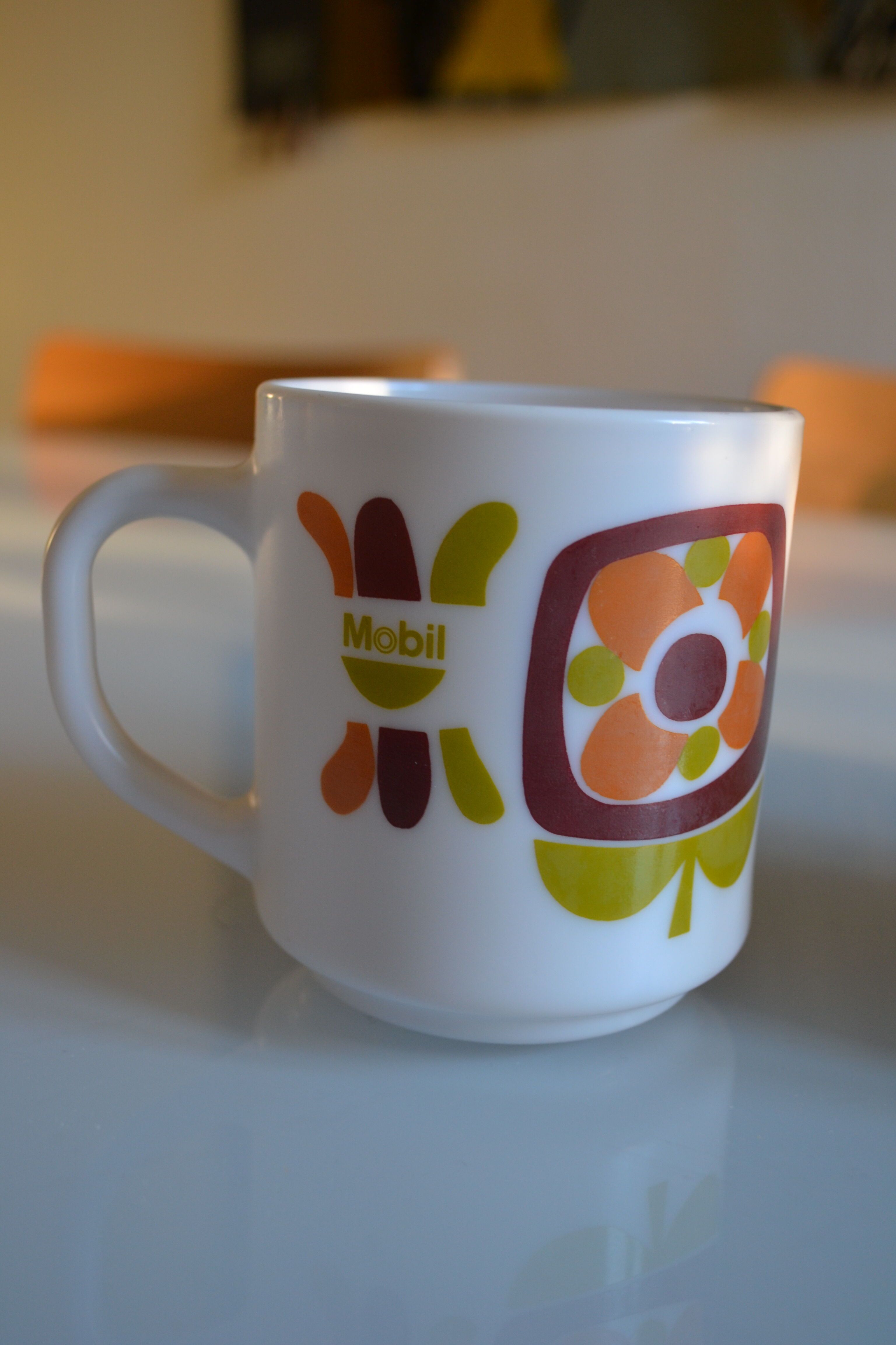 Pitcher and 2 mugs vintage Mobil years 70 Arcopal