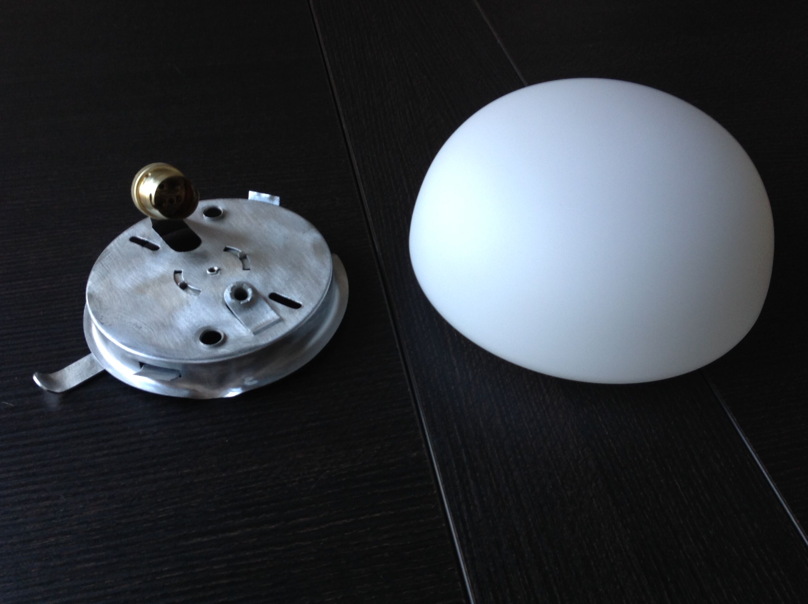 Plafonnier demi lune en opaline blanche vintage années 60/70