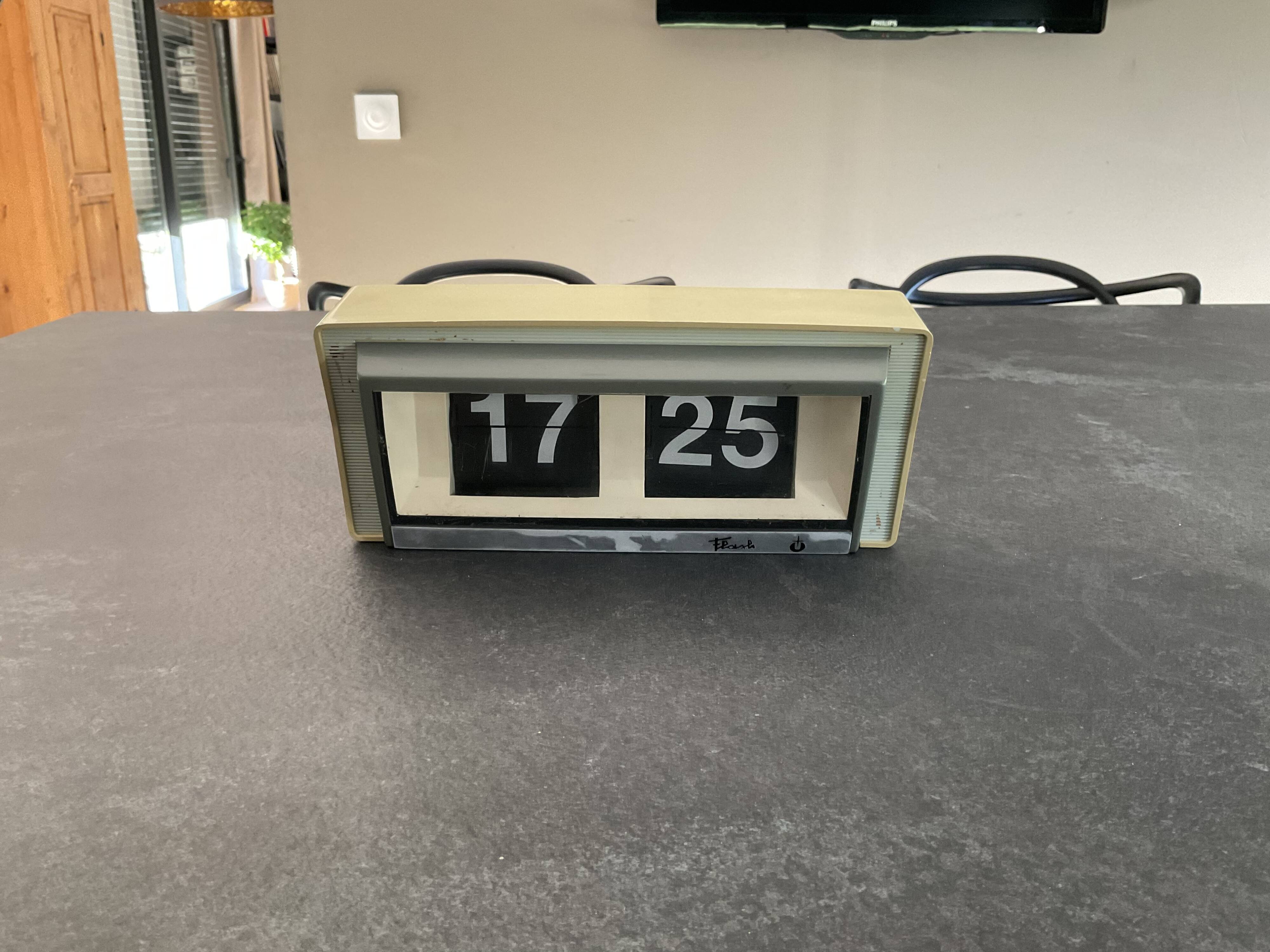 Vintage 70s flash window clock