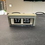Vintage 70s flash window clock