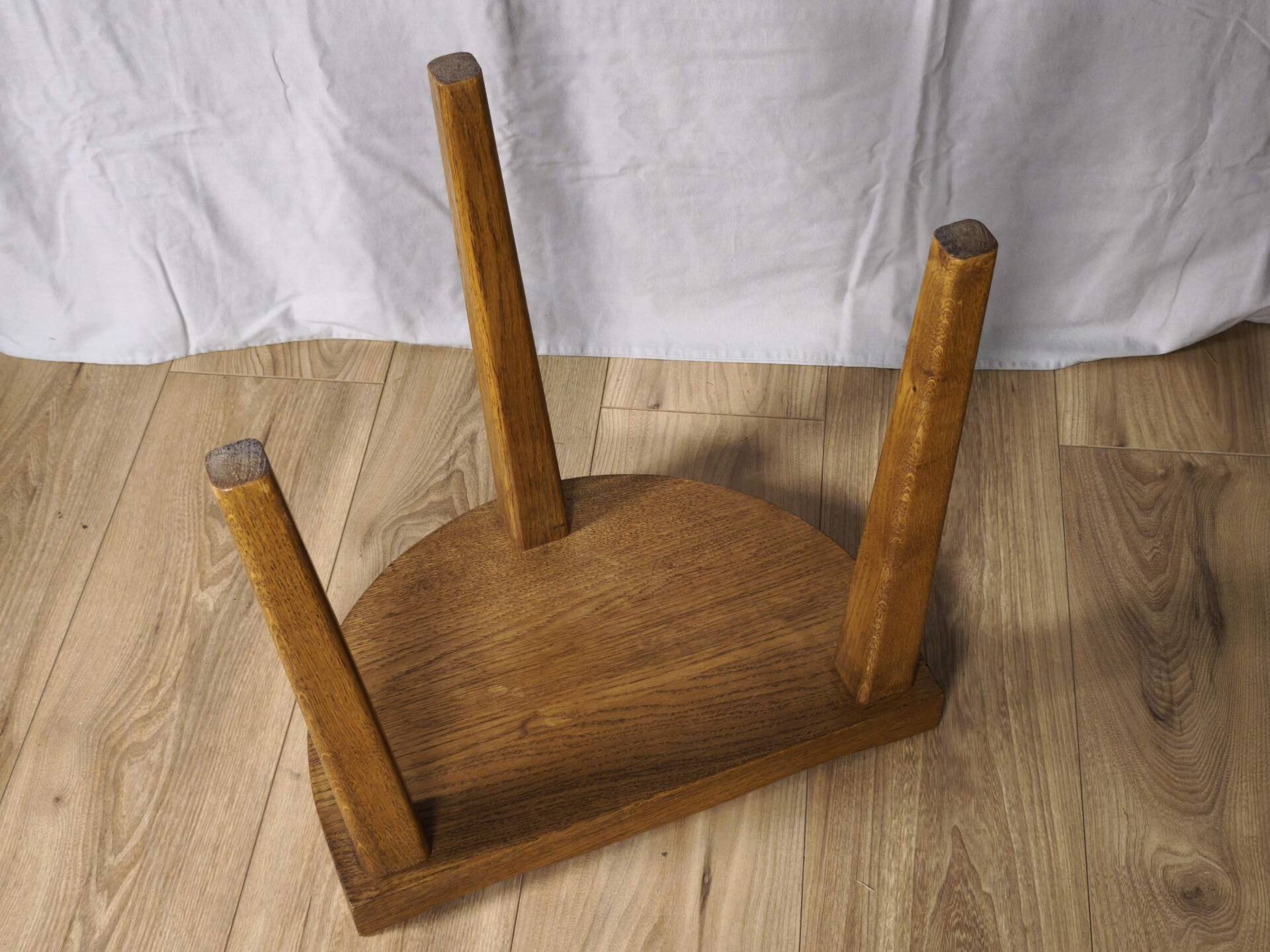 Tabouret en chêne gougé