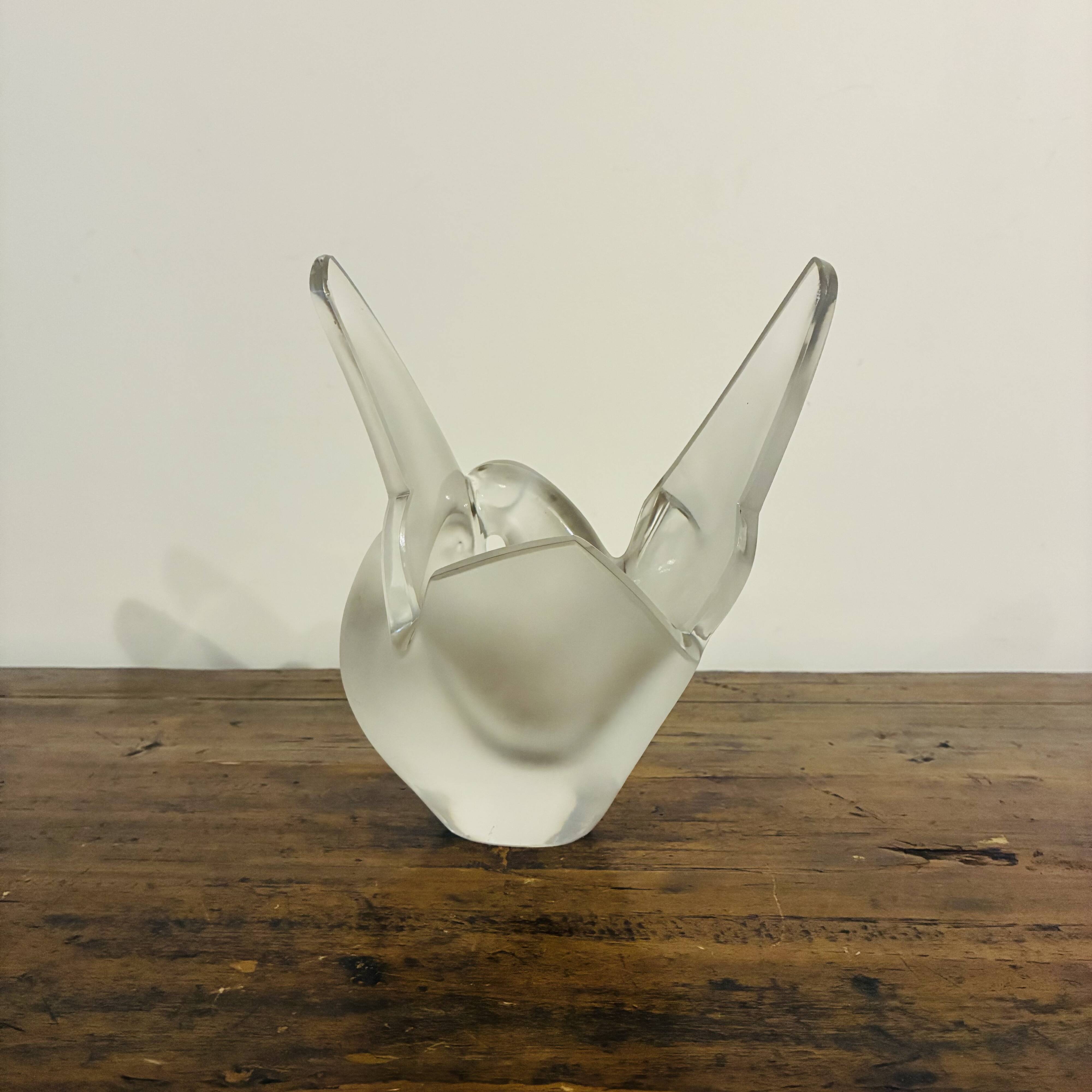 Lalique "sylvie" — dove vase in satin and polished pressed crystal