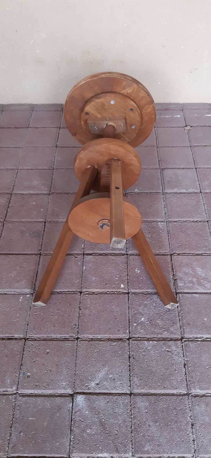 Tripod wooden stool with screws
