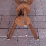 Tripod wooden stool with screws