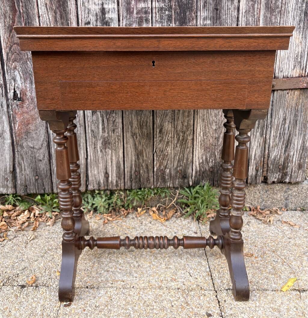 Traveling mahogany dressing table, working woman, Victorian charm - 19th century.